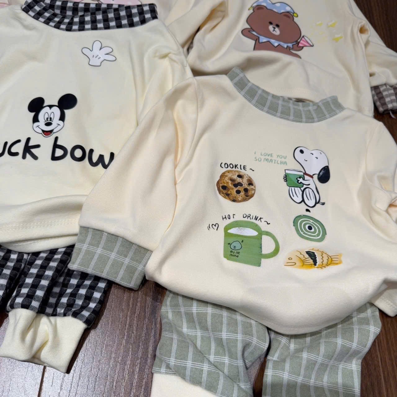 T026 - BỘ BÉ ZIP LÔNG HOẠT HÌNH PHỔI CỔ QUẦN KẺ
