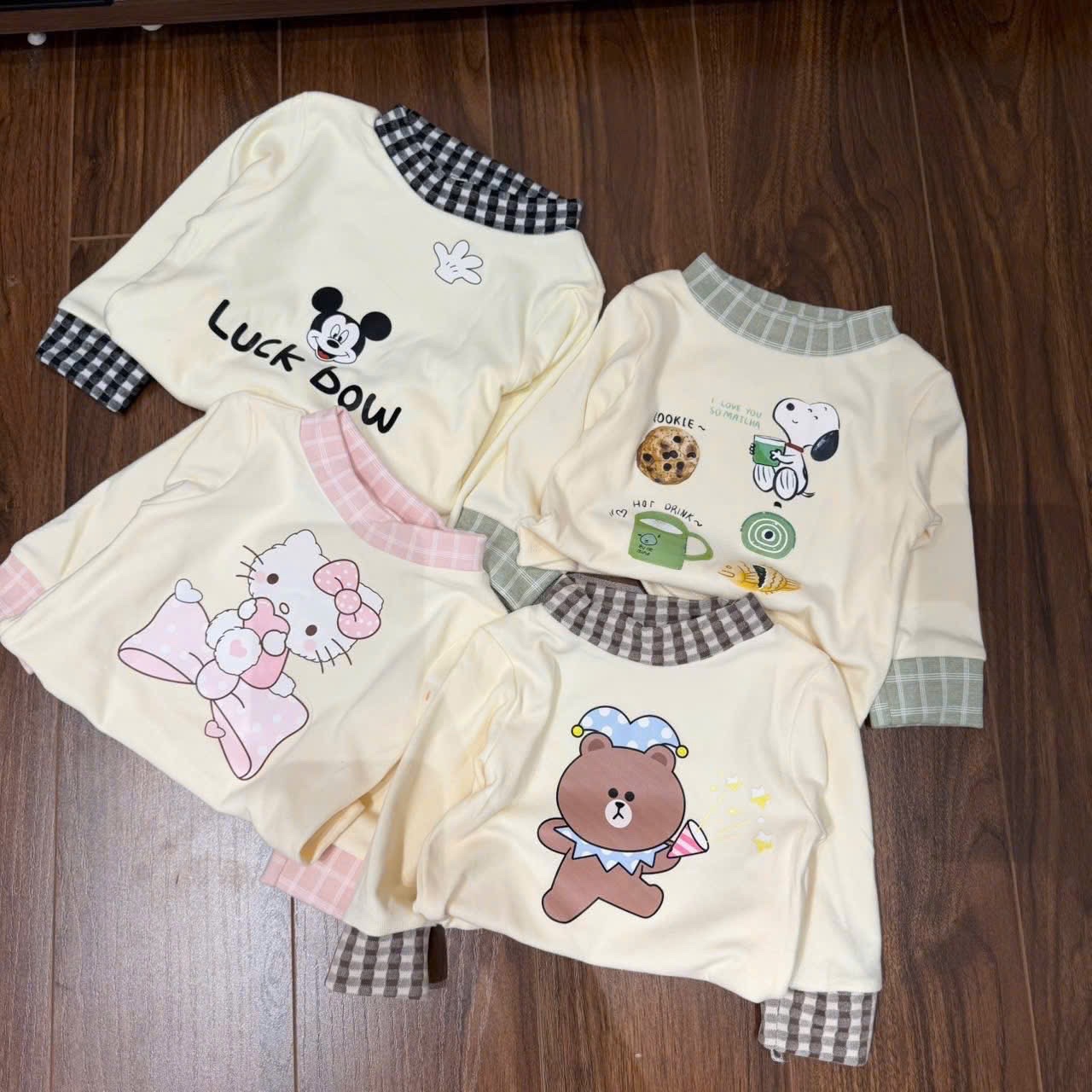 T026 - BỘ BÉ ZIP LÔNG HOẠT HÌNH PHỔI CỔ QUẦN KẺ