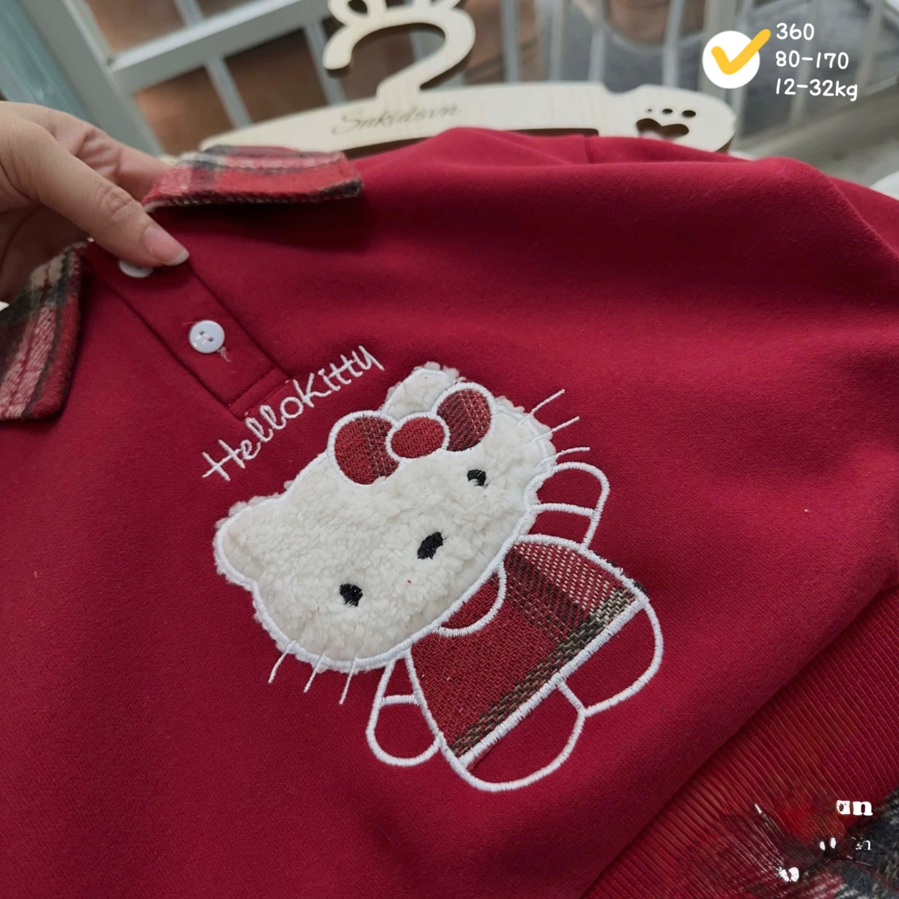 G829 - SET BÉ GÁI ÁO NỈ CỔ KẺ THÊU KITTY CVAY DẠ