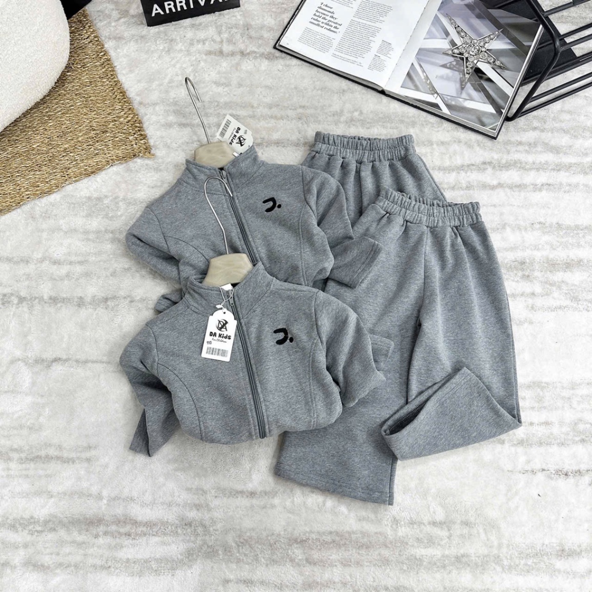 G828 - BỘ BÉ GÁI NỈ KHOÁ XÁM THÊU c QUẦN SUÔNG