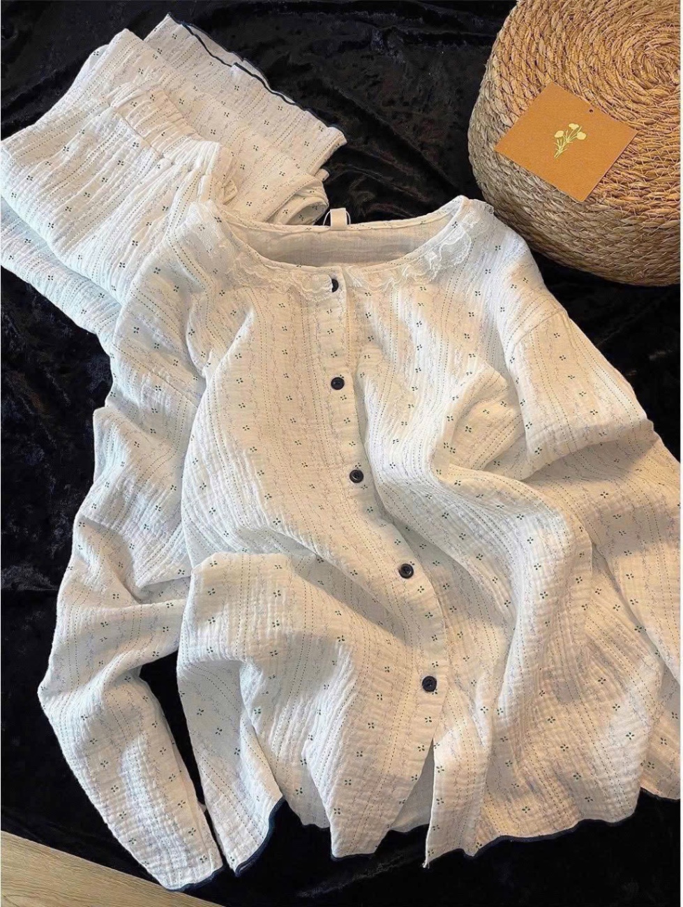 S224 - BỘ PYJAMA NỮ THÔ ĐŨI TRẮNG HOA NHÍ CỔ REN