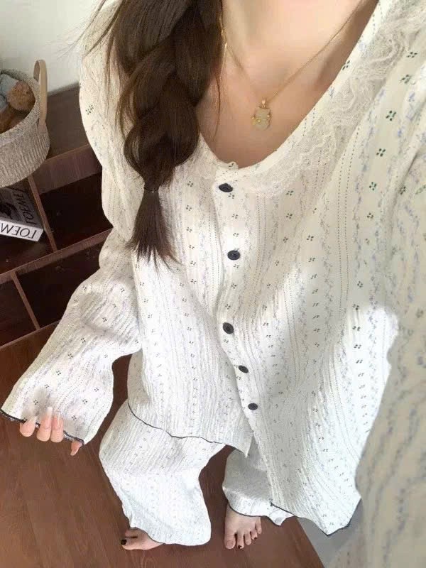 S224 - BỘ PYJAMA NỮ THÔ ĐŨI TRẮNG HOA NHÍ CỔ REN