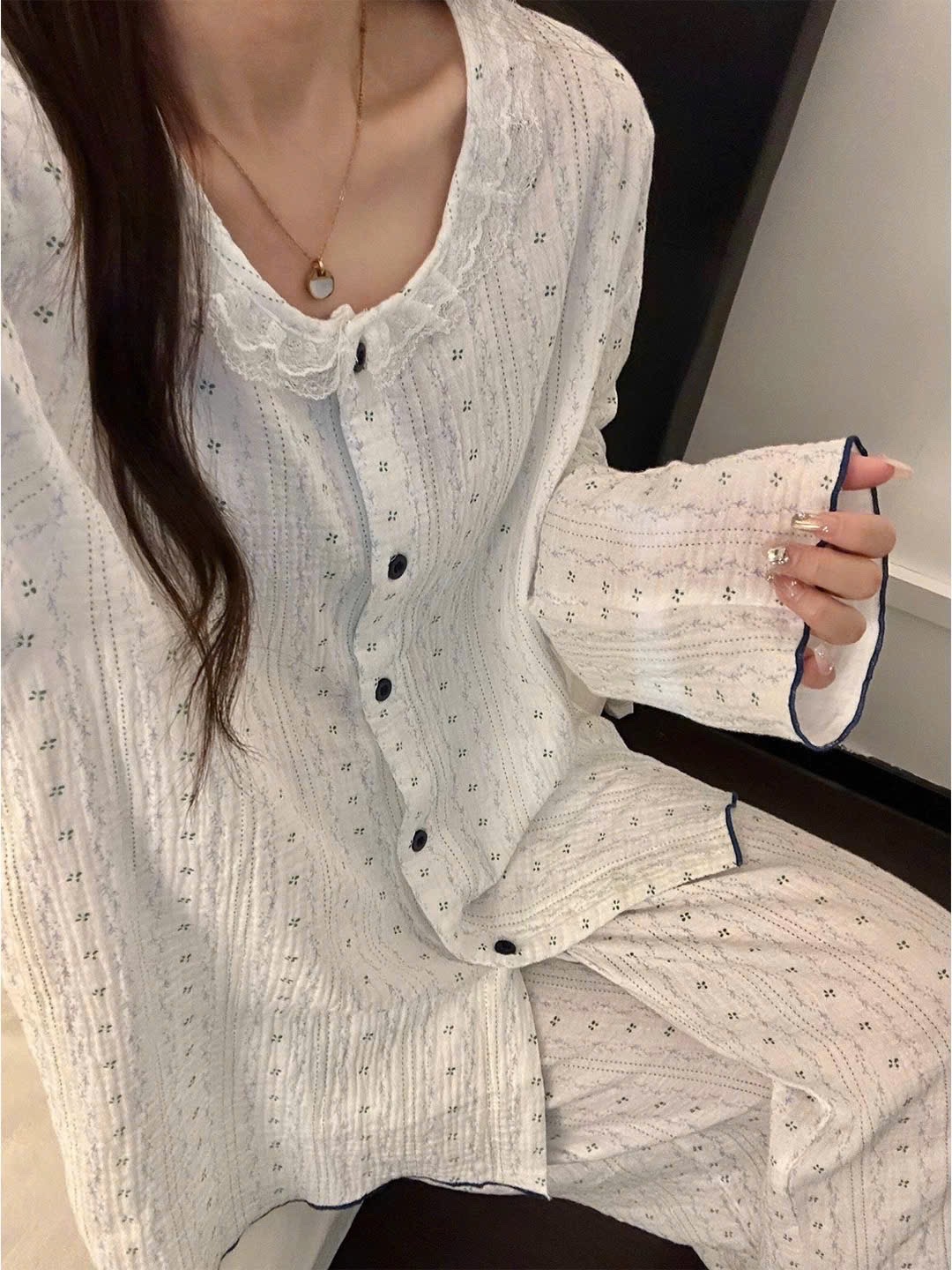 S224 - BỘ PYJAMA NỮ THÔ ĐŨI TRẮNG HOA NHÍ CỔ REN
