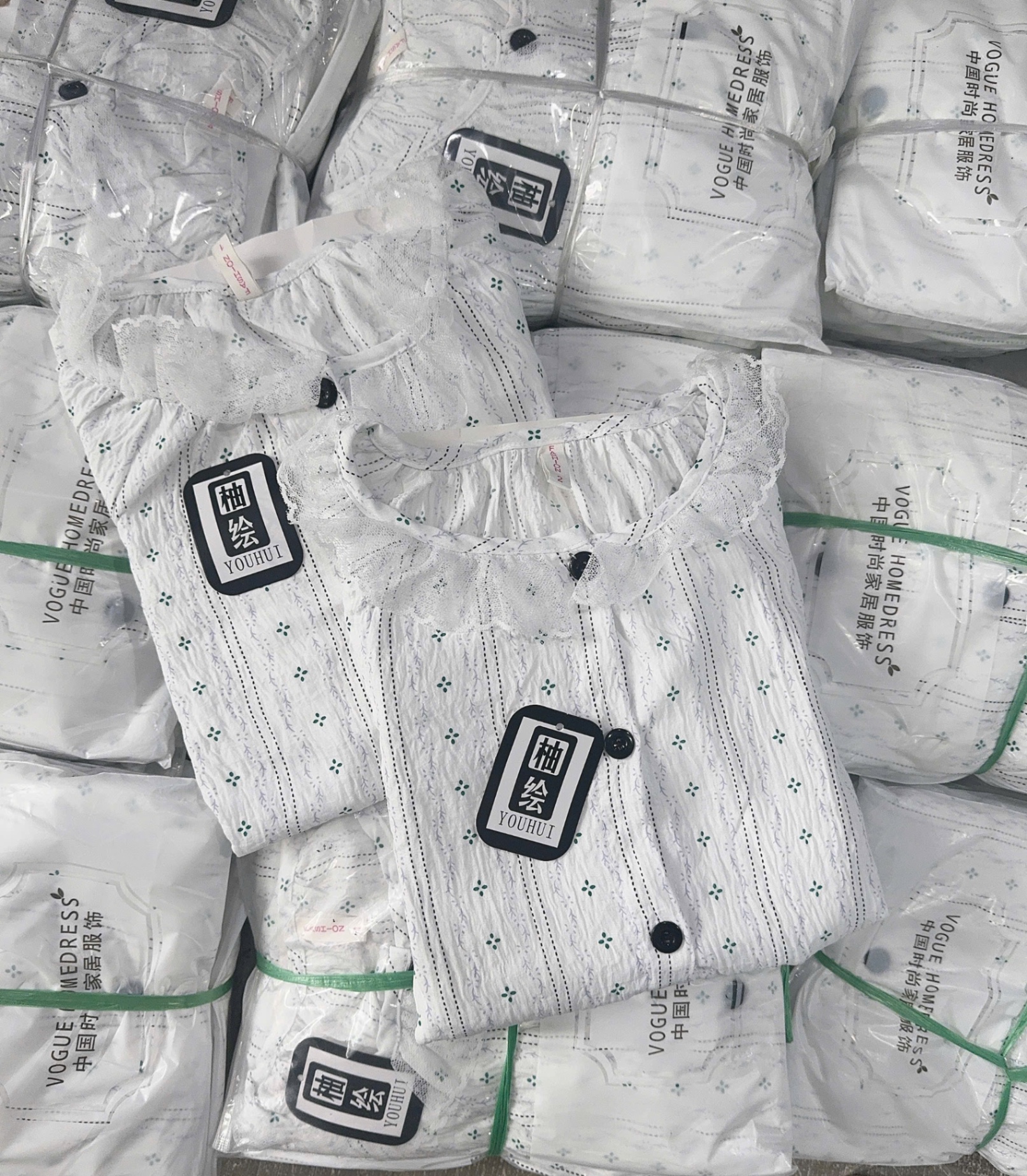 S224 - BỘ PYJAMA NỮ THÔ ĐŨI TRẮNG HOA NHÍ CỔ REN