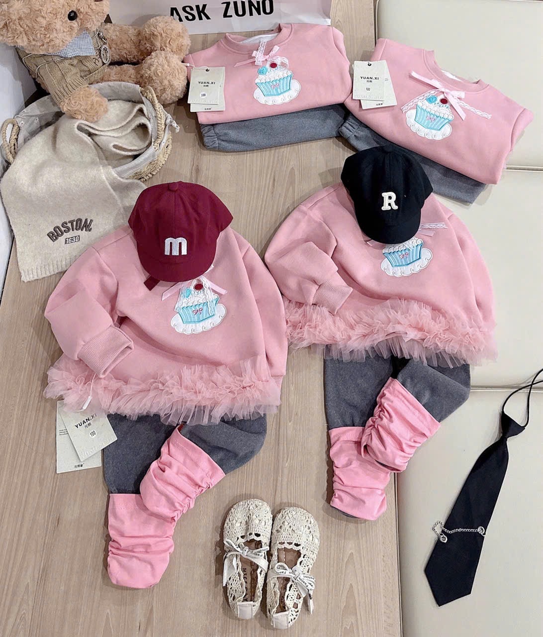 G836 - BỘ BÉ GÁI ÁO HỒNG CUPCAKE REN ĐÍNH NƠ QUẦN PHỐI