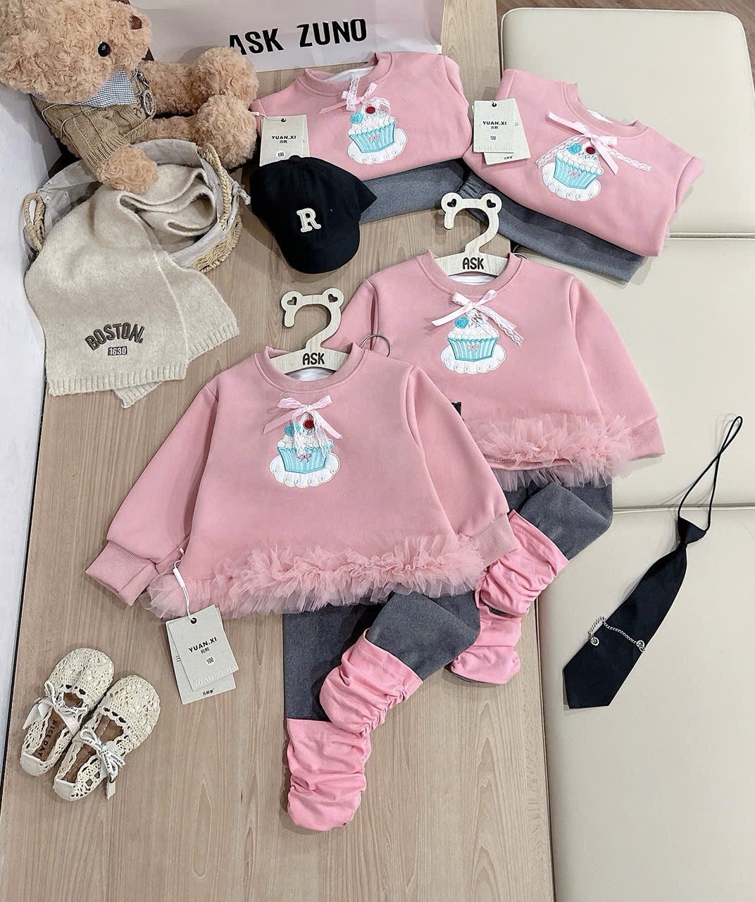 G836 - BỘ BÉ GÁI ÁO HỒNG CUPCAKE REN ĐÍNH NƠ QUẦN PHỐI