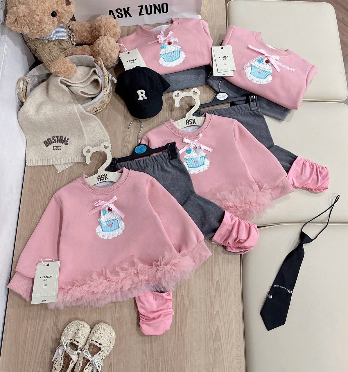 G836 - BỘ BÉ GÁI ÁO HỒNG CUPCAKE REN ĐÍNH NƠ QUẦN PHỐI