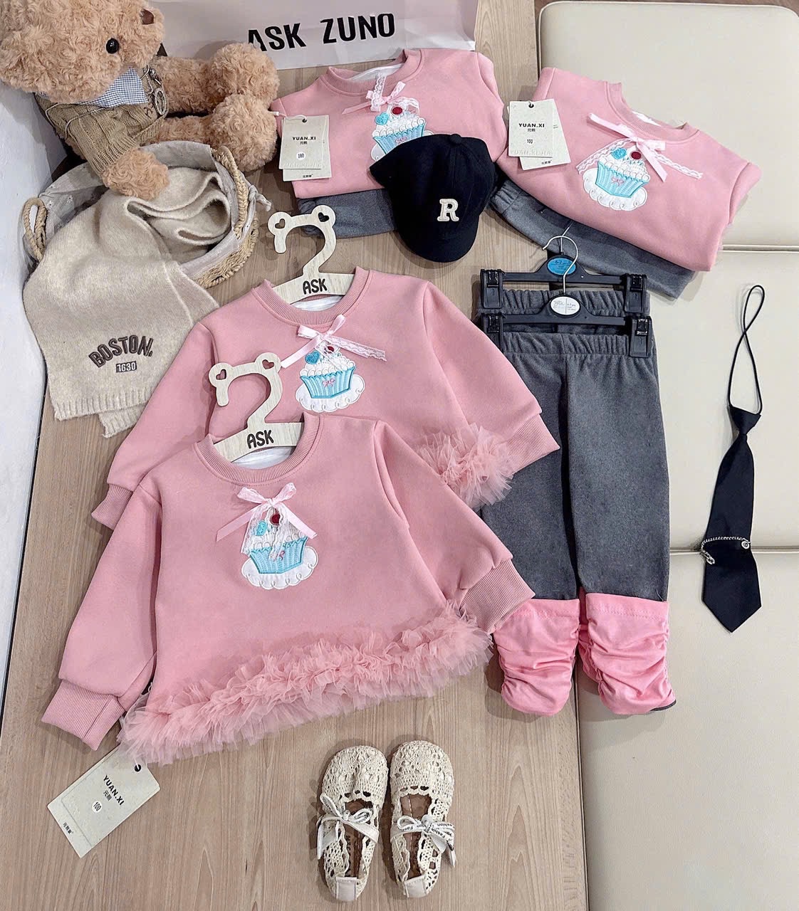 G836 - BỘ BÉ GÁI ÁO HỒNG CUPCAKE REN ĐÍNH NƠ QUẦN PHỐI