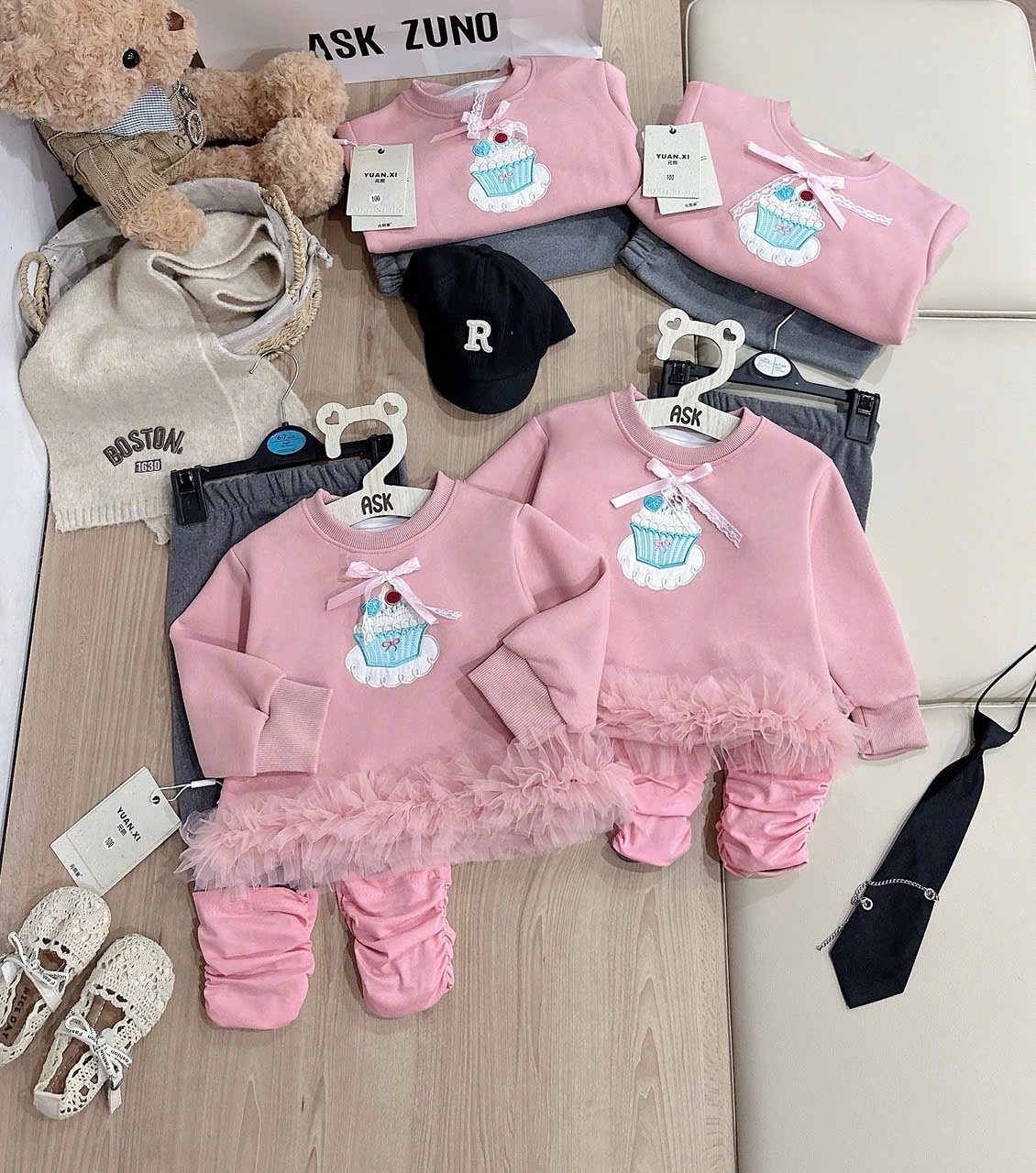 G836 - BỘ BÉ GÁI ÁO HỒNG CUPCAKE REN ĐÍNH NƠ QUẦN PHỐI