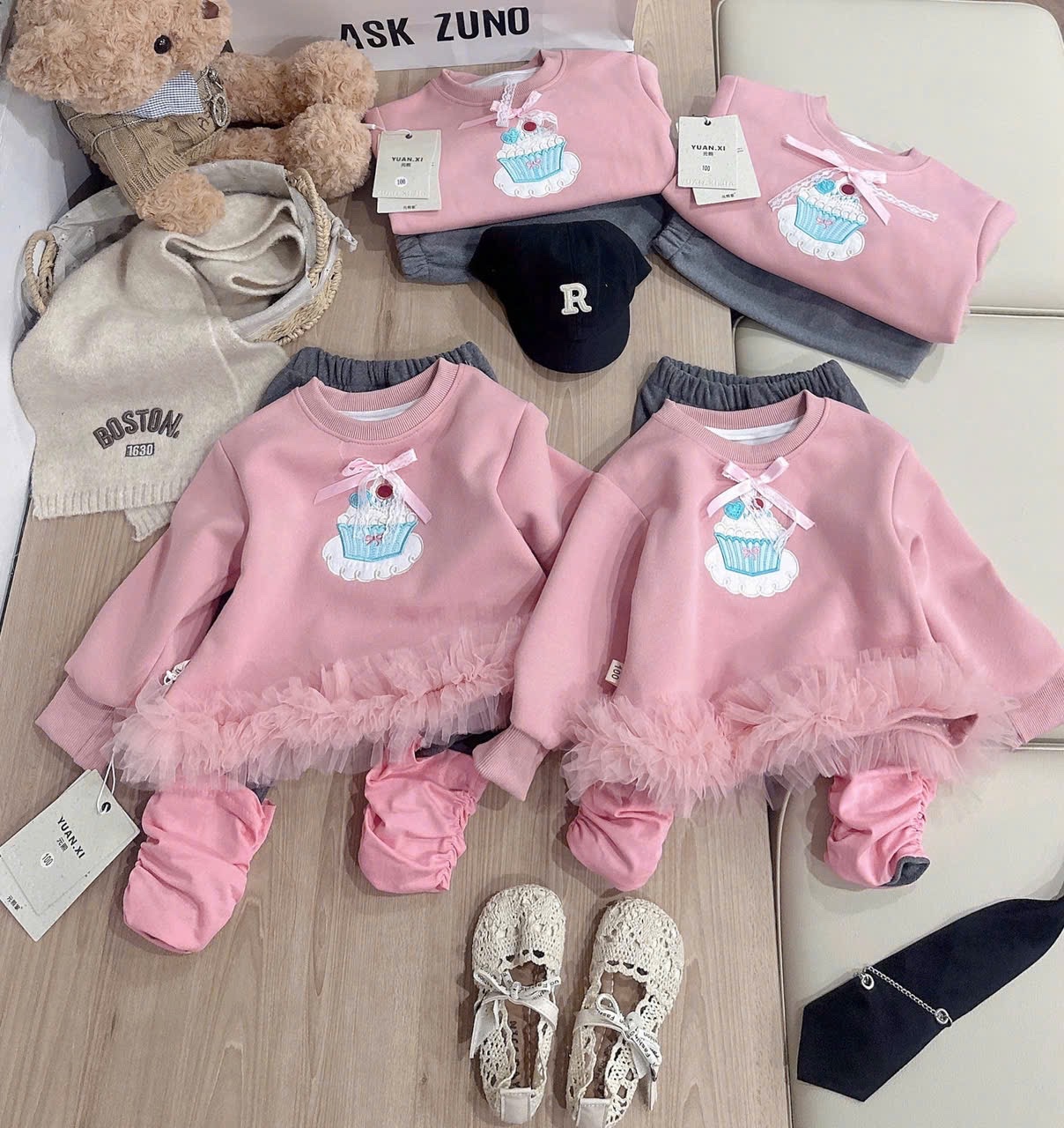 G836 - BỘ BÉ GÁI ÁO HỒNG CUPCAKE REN ĐÍNH NƠ QUẦN PHỐI