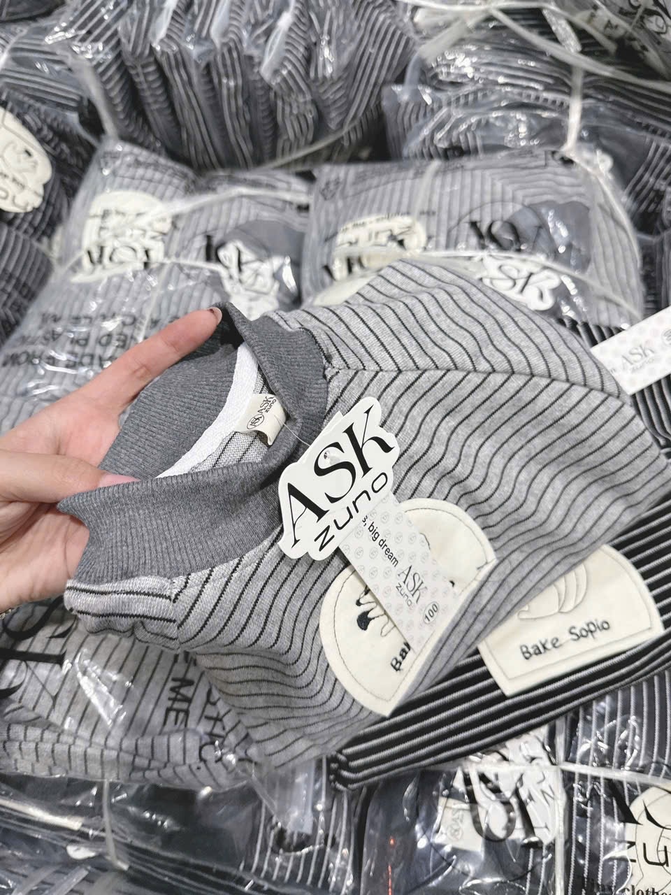 T054 - BỘ NỈ BÉ TRAI KẺ NGANG CỔ BO THÊU SÓC Bake