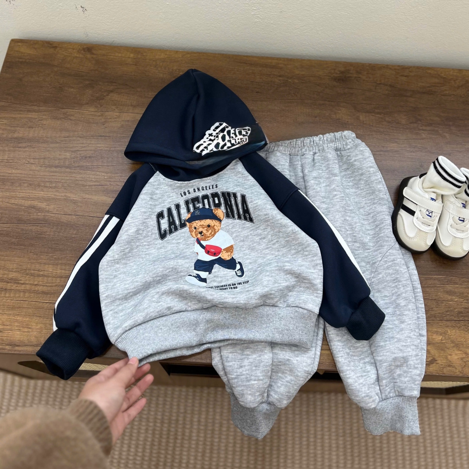 T053 - BỘ NỈ BÉ TRAI HOODIE PHỐI GẤU CALIFORNIA