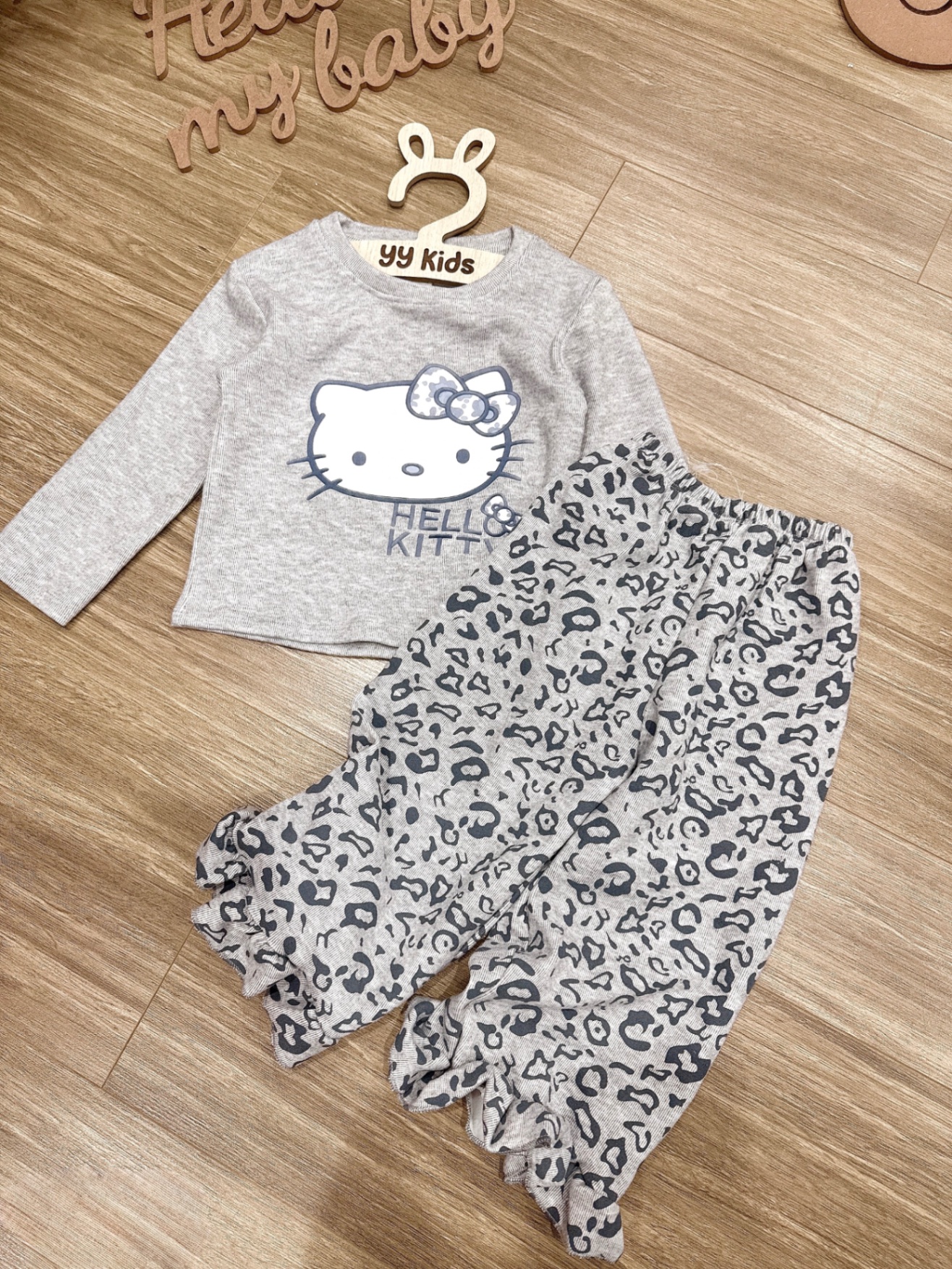 G849 - BỘ BÉ GÁI TĂM THỎ HELLO KITTY QUẦN BÁO