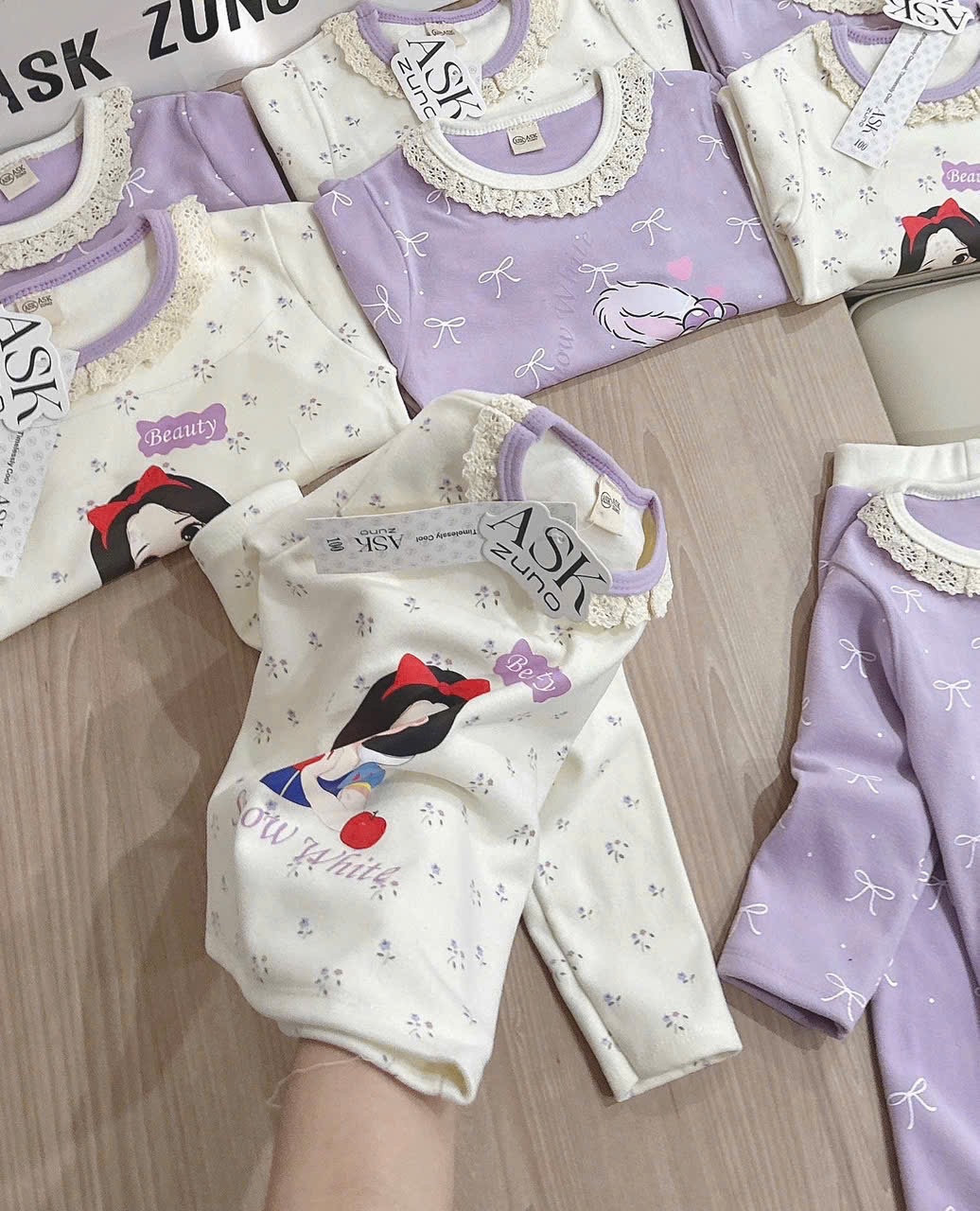 G845 - SET 2 BỘ BÉ GÁI ZIP LÔNG CỔ REN BẠCH TUYẾT HOA NHÍ