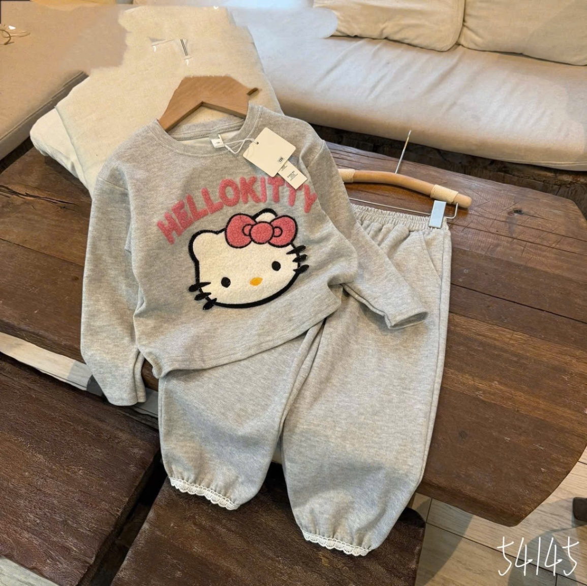 G847 - BỘ BÉ GÁI TĂM THỎ THÊU KITTY XÙ QUẦN BOM REN