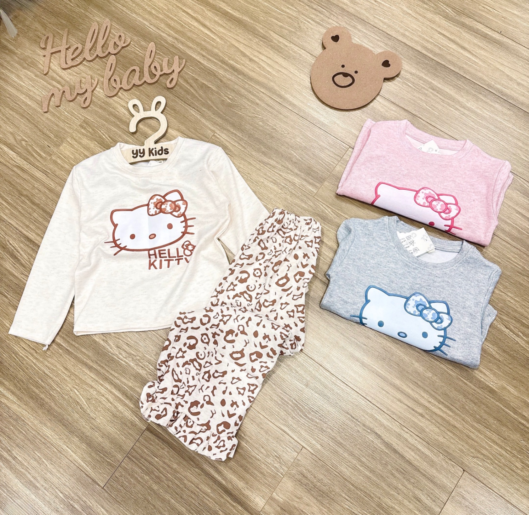 G849 - BỘ BÉ GÁI TĂM THỎ HELLO KITTY QUẦN BÁO
