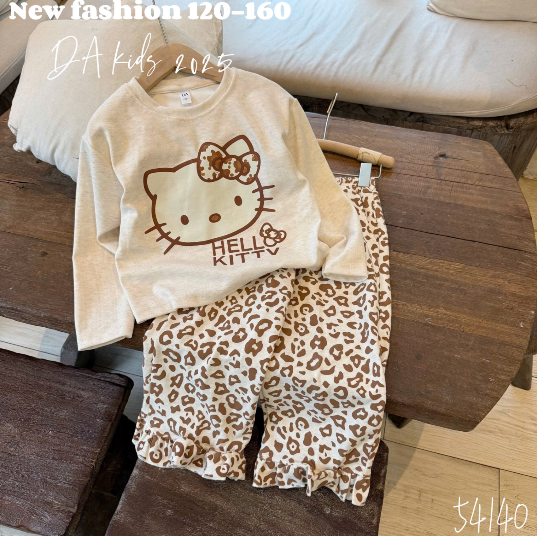 G849 - BỘ BÉ GÁI TĂM THỎ HELLO KITTY QUẦN BÁO