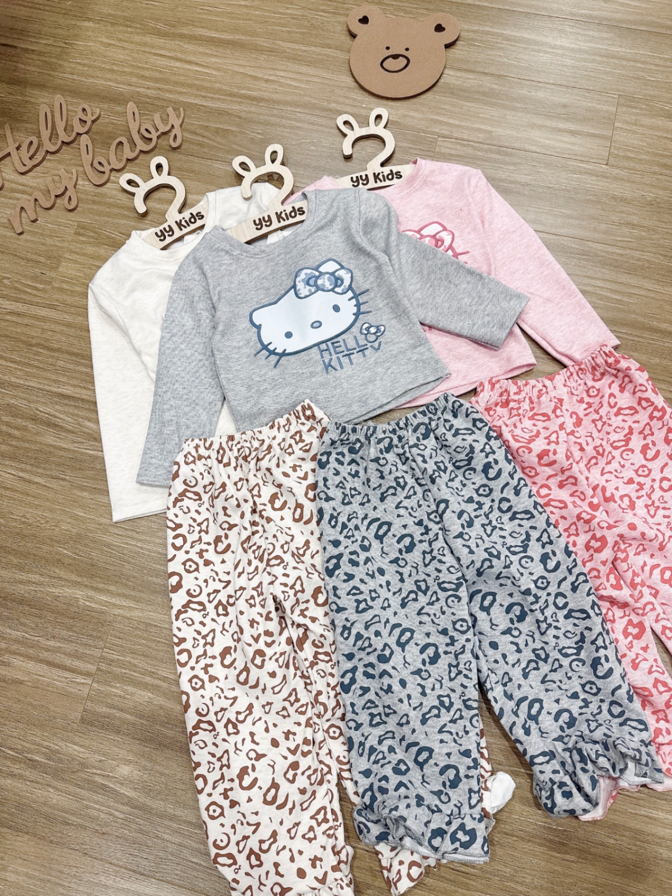 G849 - BỘ BÉ GÁI TĂM THỎ HELLO KITTY QUẦN BÁO