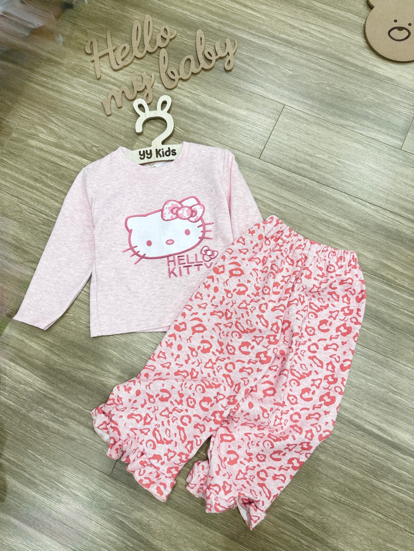 G849 - BỘ BÉ GÁI TĂM THỎ HELLO KITTY QUẦN BÁO