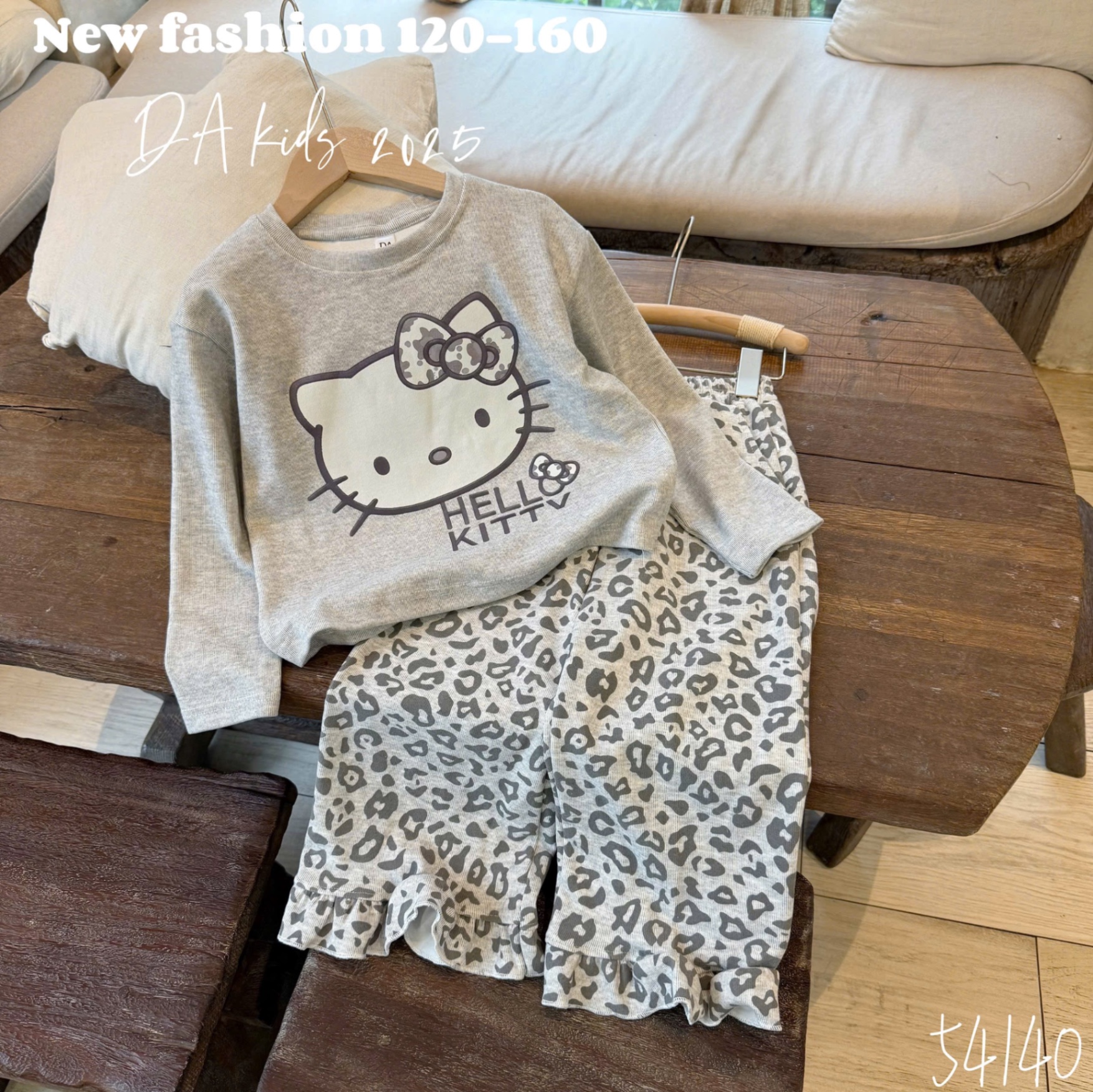 G849 - BỘ BÉ GÁI TĂM THỎ HELLO KITTY QUẦN BÁO