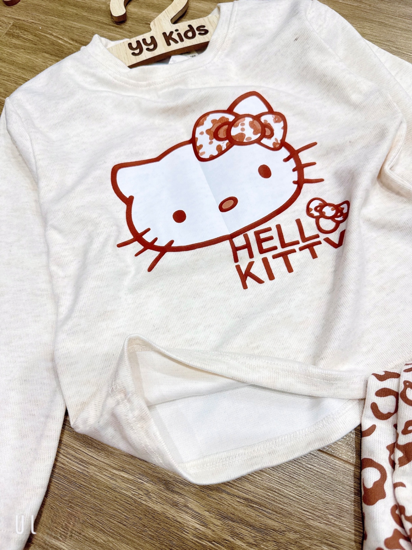 G849 - BỘ BÉ GÁI TĂM THỎ HELLO KITTY QUẦN BÁO