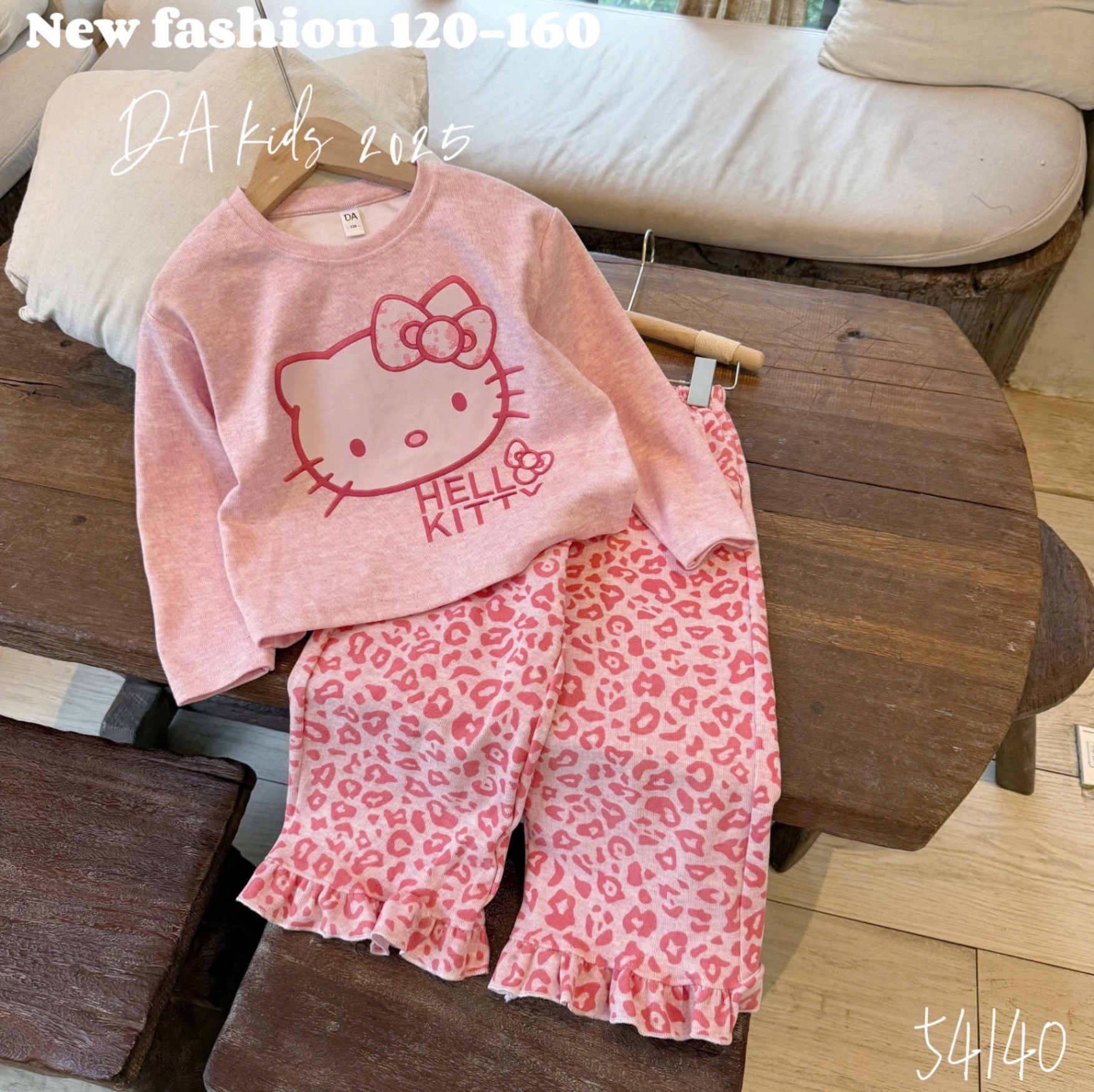G849 - BỘ BÉ GÁI TĂM THỎ HELLO KITTY QUẦN BÁO