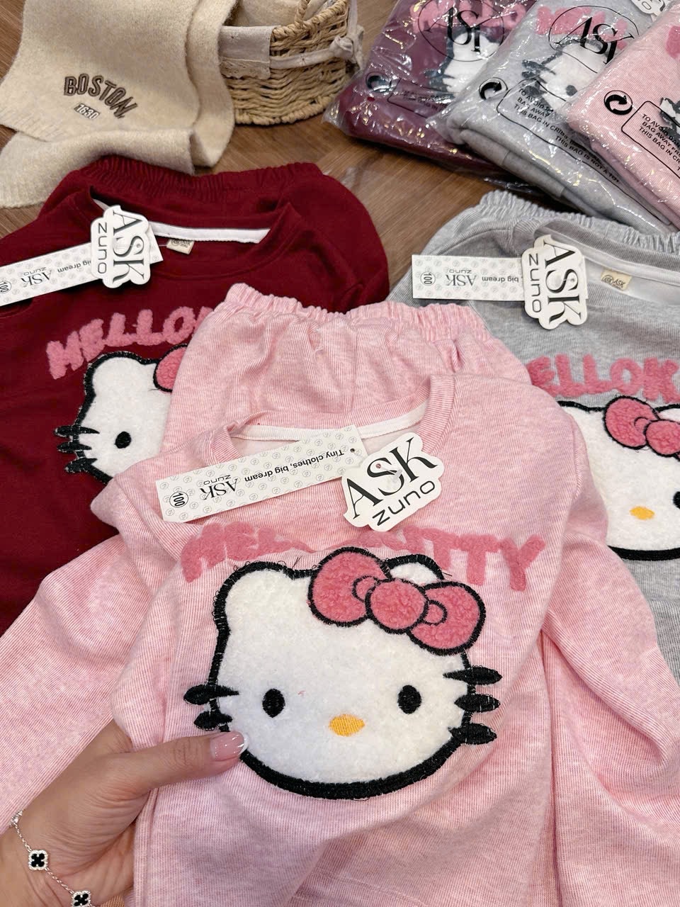G847 - BỘ BÉ GÁI TĂM THỎ THÊU KITTY XÙ QUẦN BOM REN