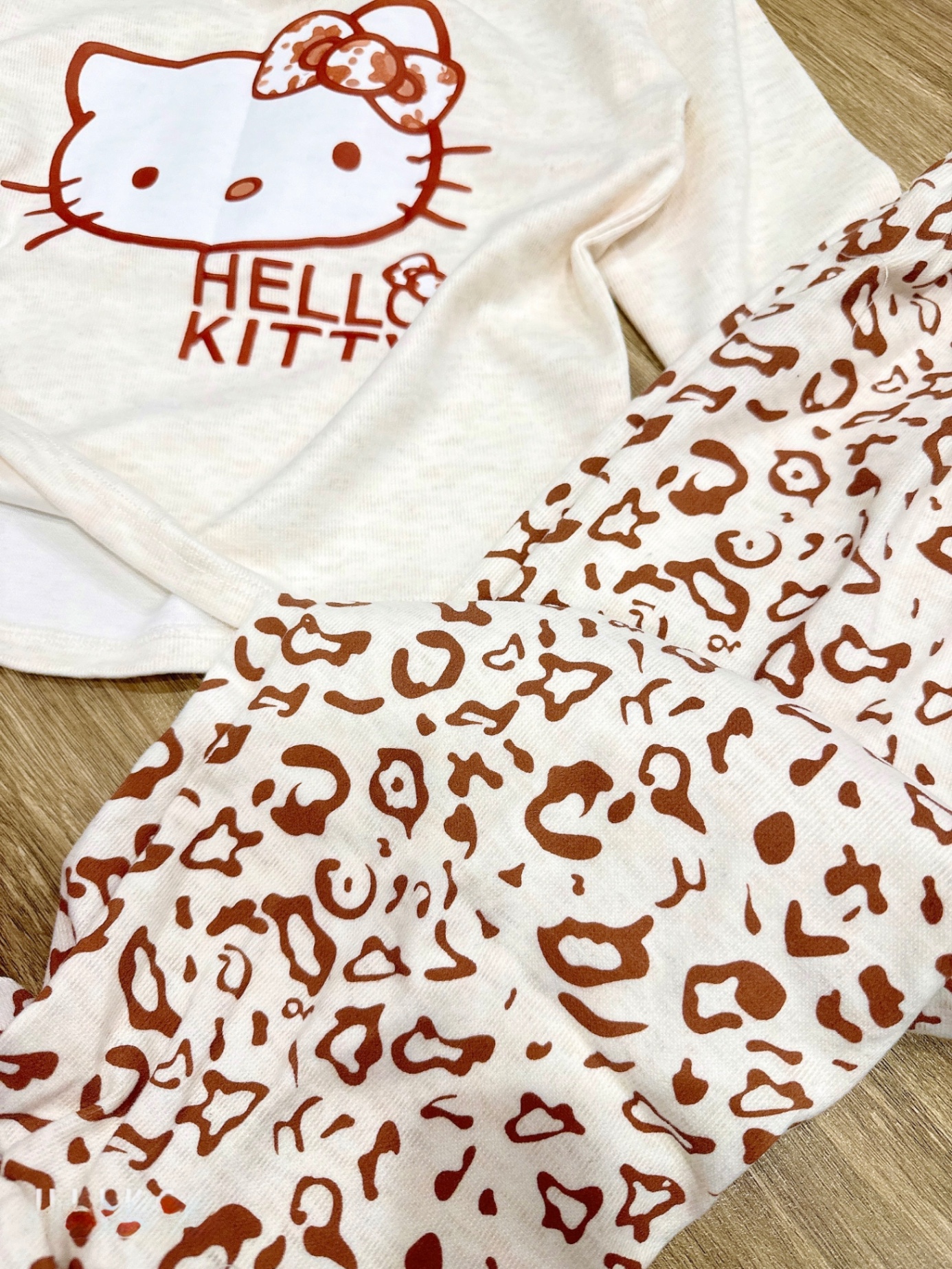 G849 - BỘ BÉ GÁI TĂM THỎ HELLO KITTY QUẦN BÁO