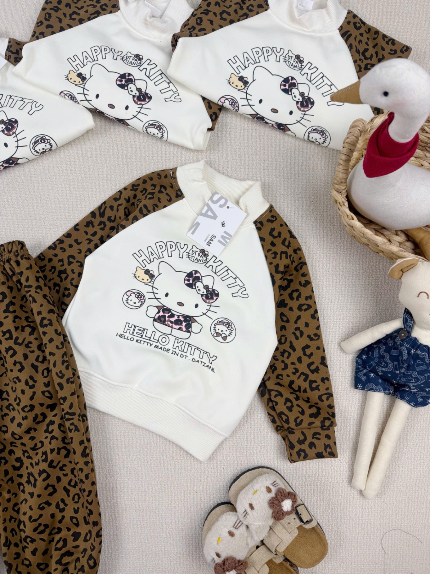 G863 - BỘ BÉ GÁI NỈ HAIDA BE KITTY TAY BÁO NÂU