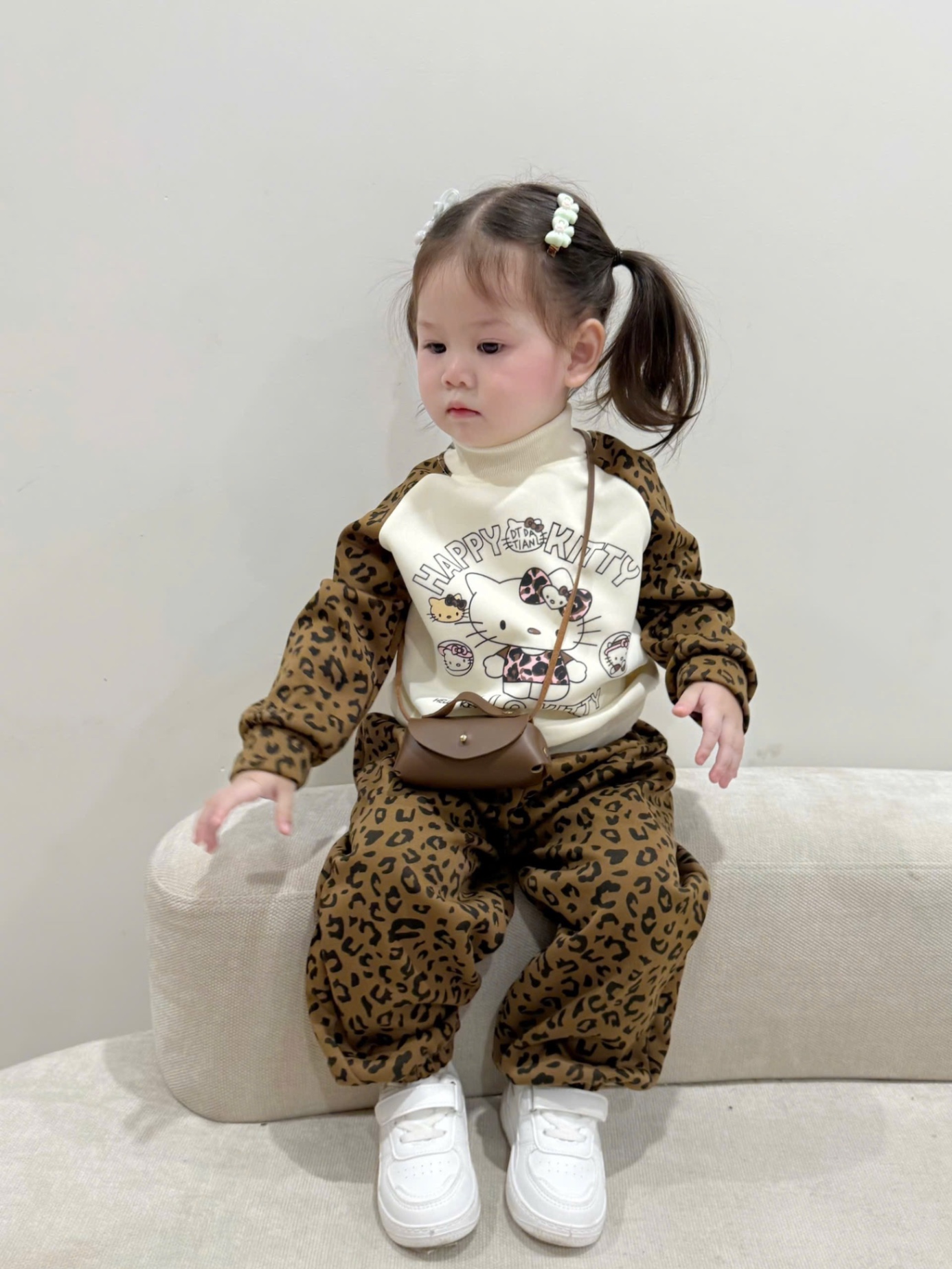 G863 - BỘ BÉ GÁI NỈ HAIDA BE KITTY TAY BÁO NÂU