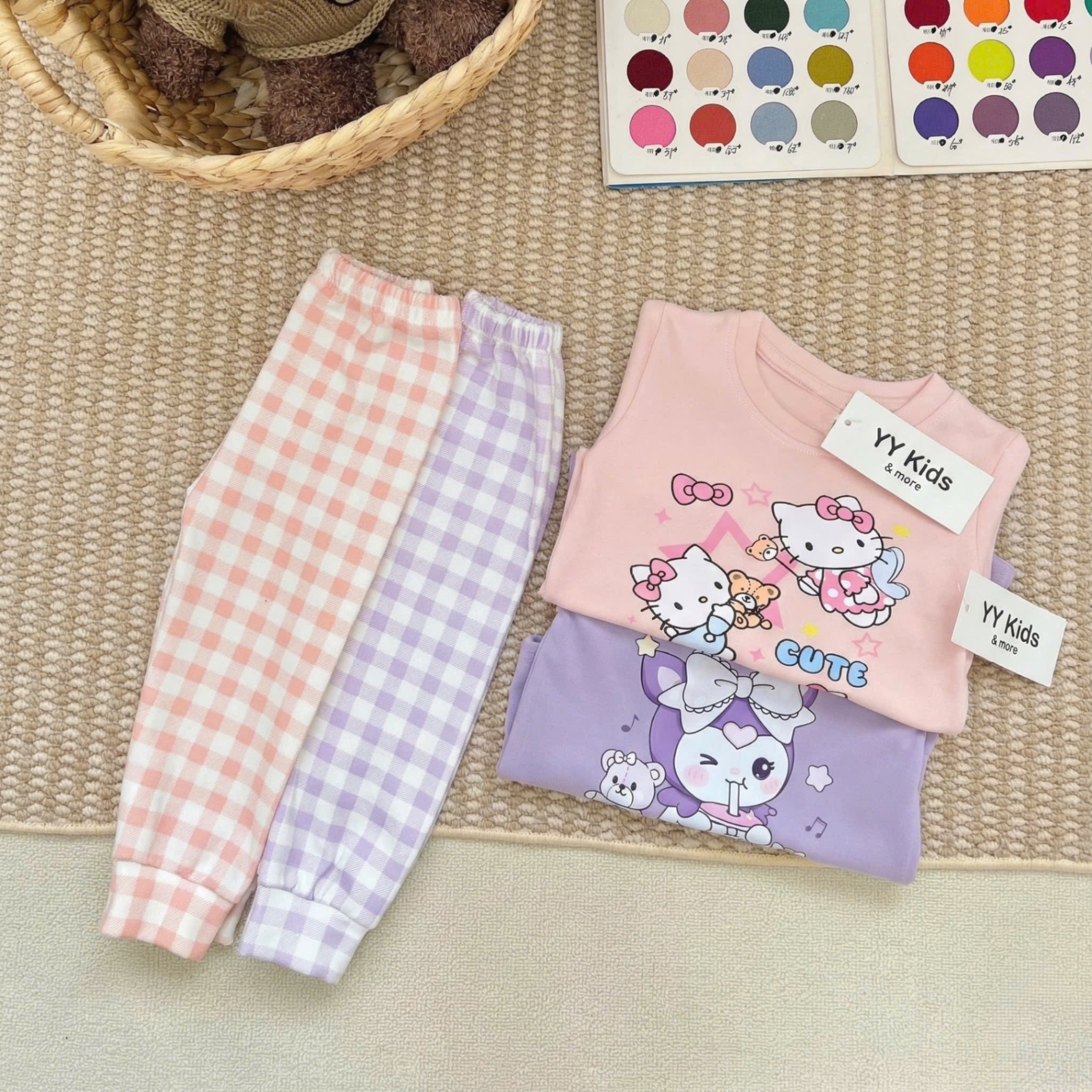 G862 - BỘ BÉ GÁI ZIP LÔNG KITTY MELODY QUẦN CARO