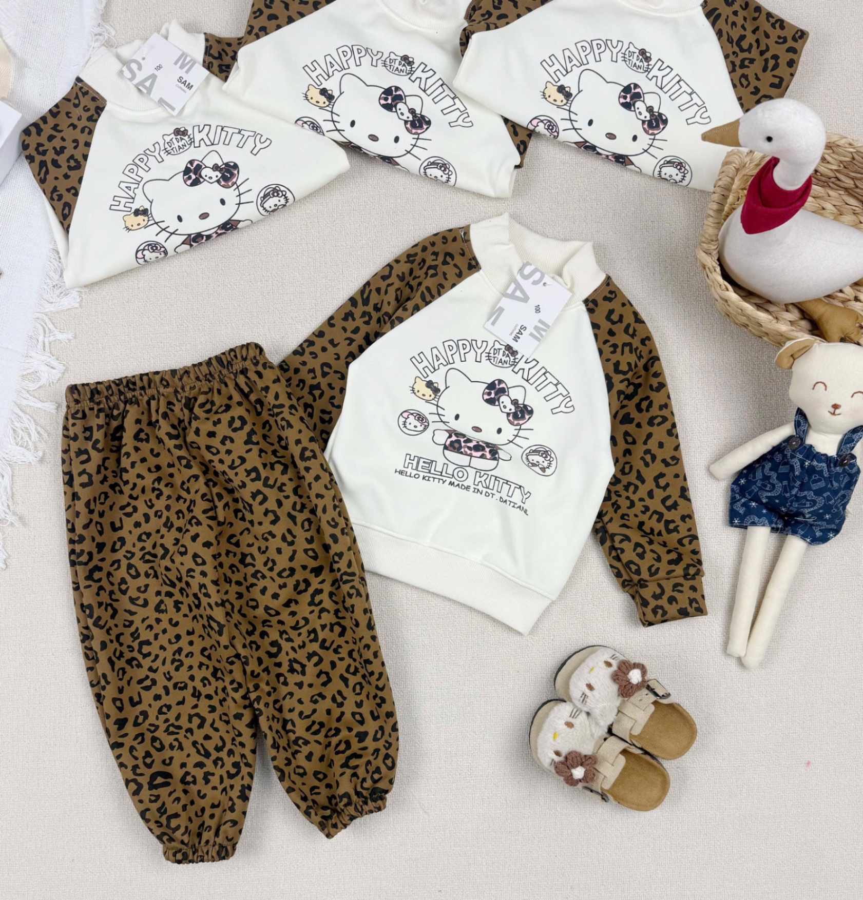 G863 - BỘ BÉ GÁI NỈ HAIDA BE KITTY TAY BÁO NÂU