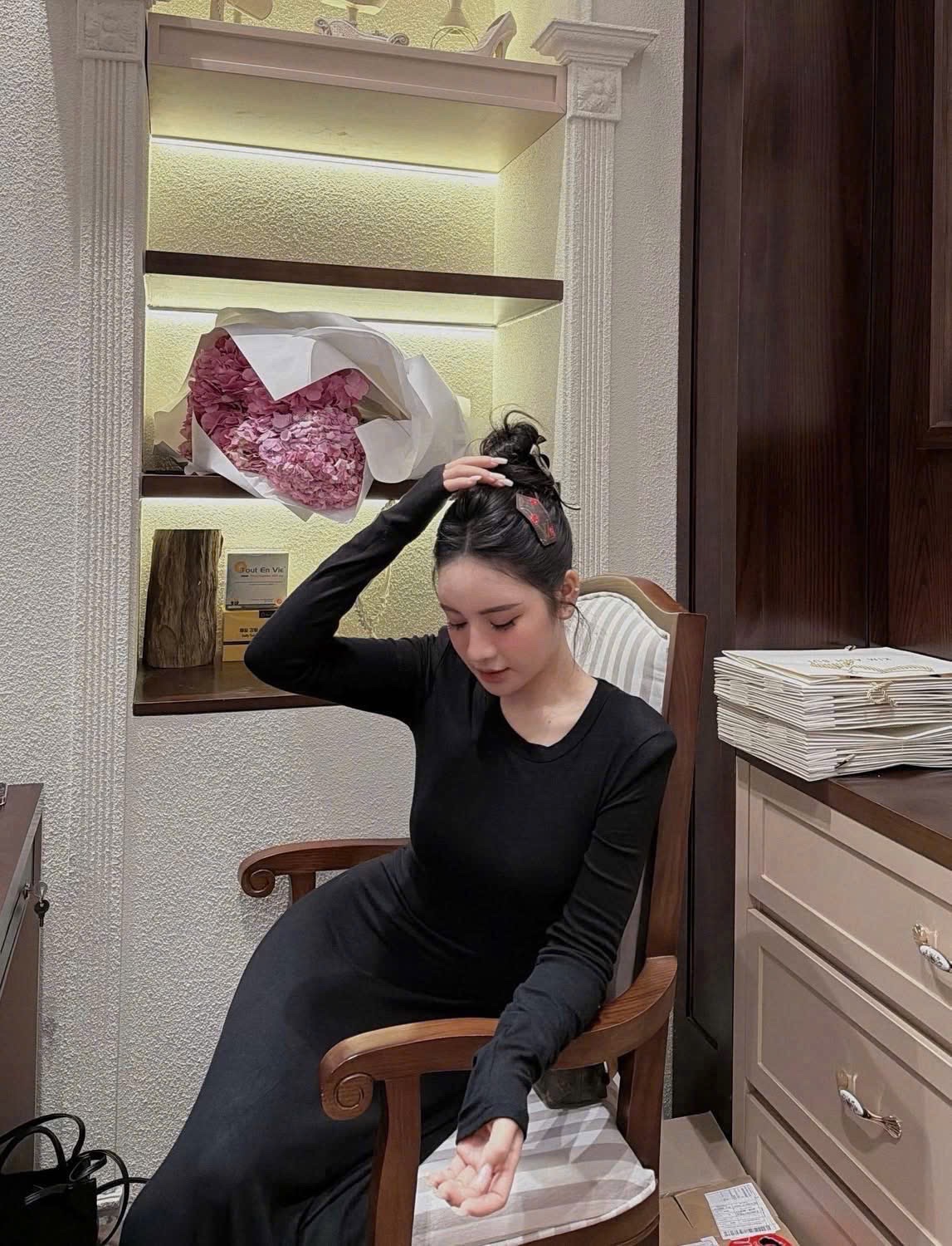 V492 - VÁY NỮ NHUNG TĂM ĐEN XOÈ CỔ TRÒN