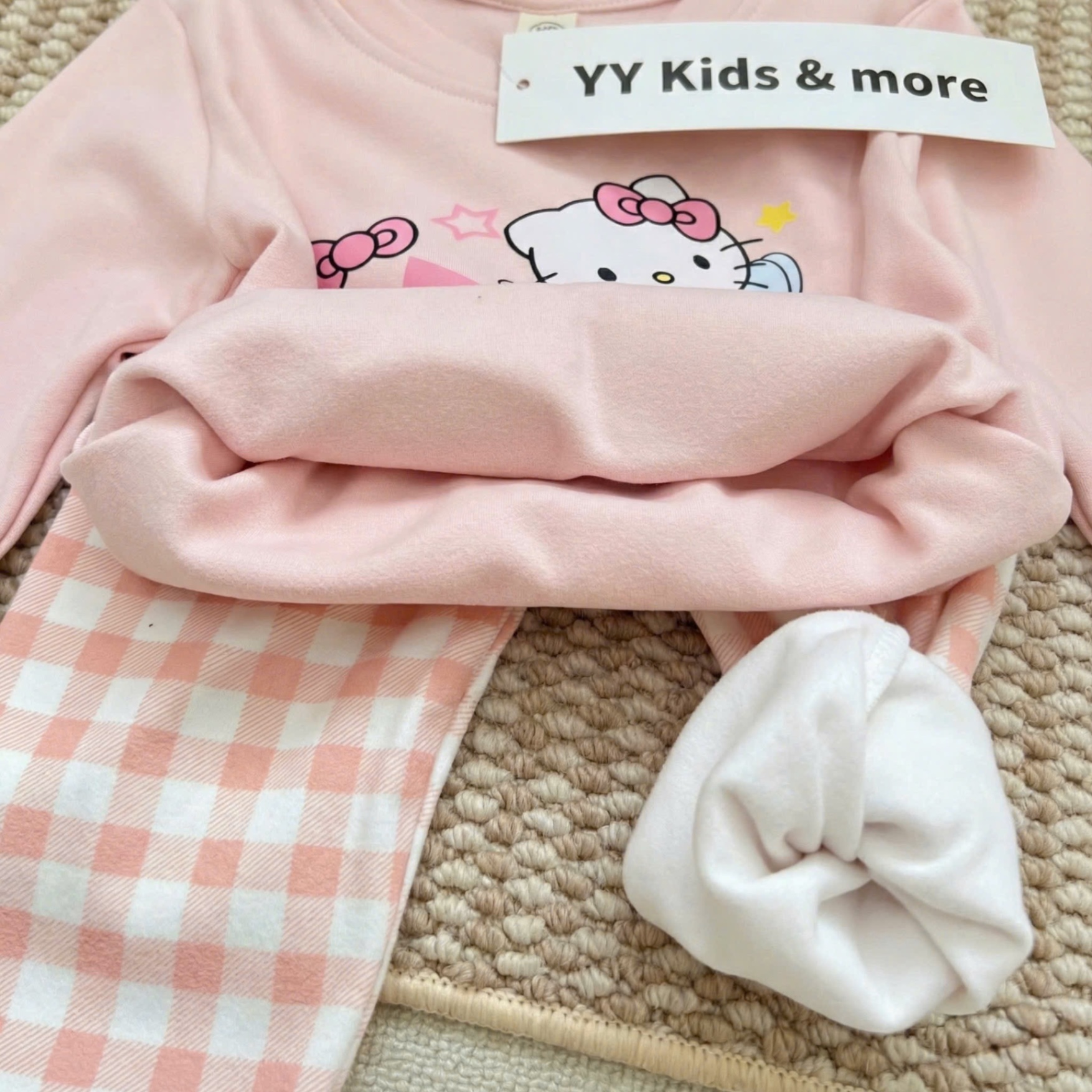 G862 - BỘ BÉ GÁI ZIP LÔNG KITTY MELODY QUẦN CARO