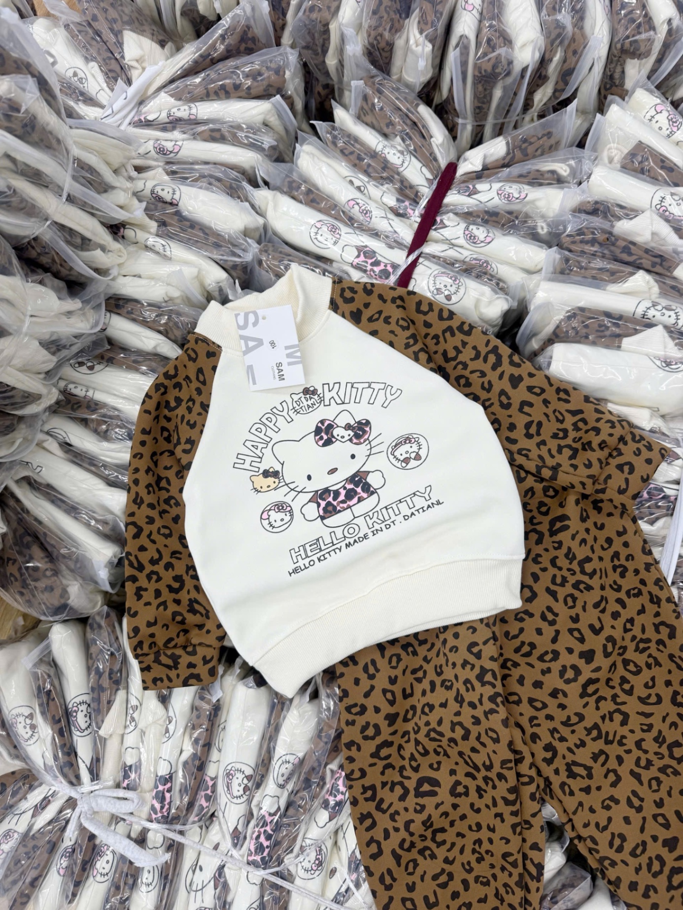 G863 - BỘ BÉ GÁI NỈ HAIDA BE KITTY TAY BÁO NÂU