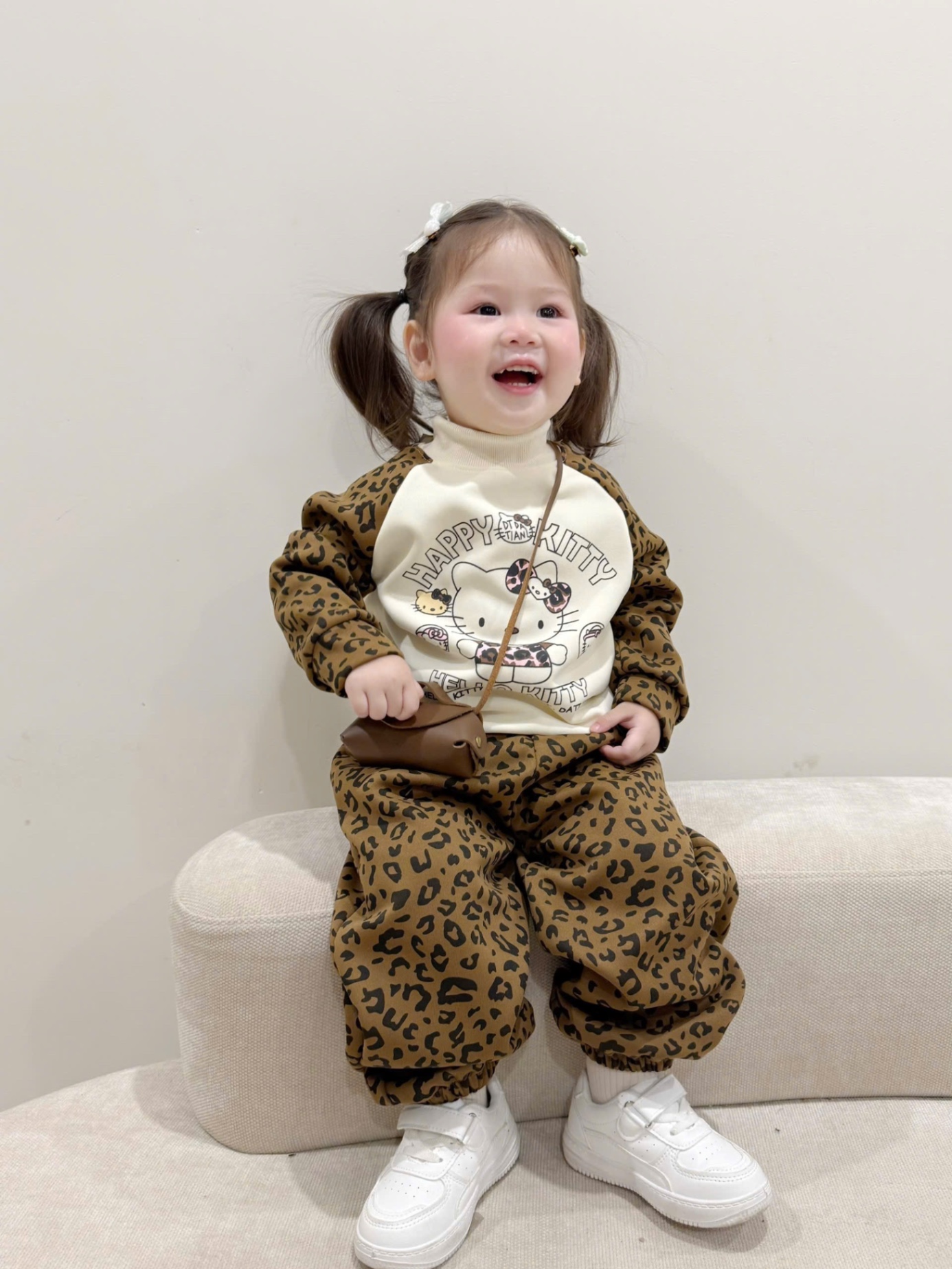 G863 - BỘ BÉ GÁI NỈ HAIDA BE KITTY TAY BÁO NÂU