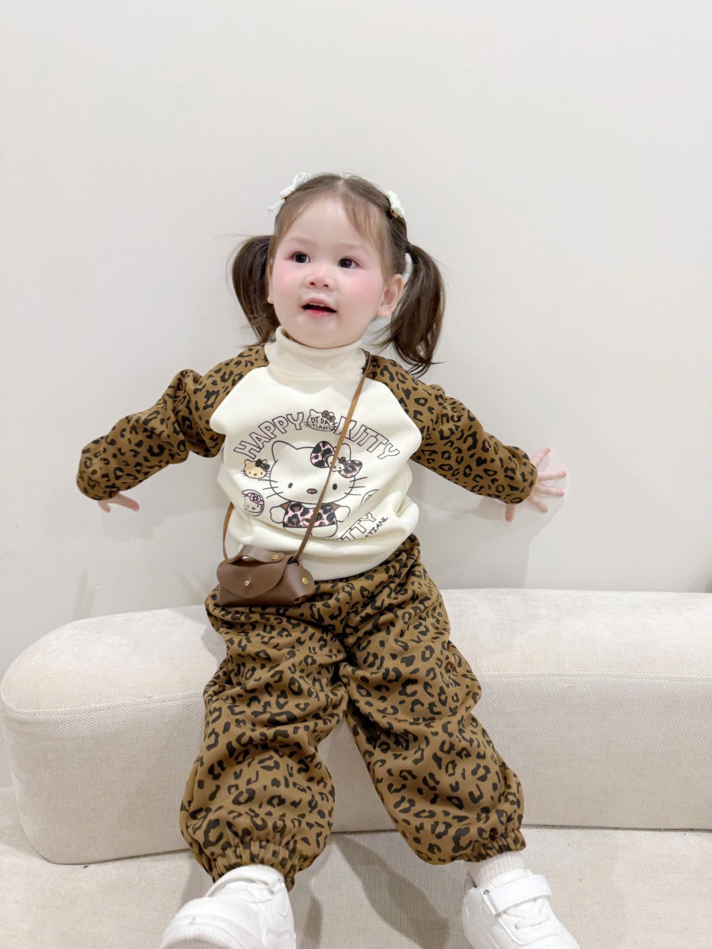G863 - BỘ BÉ GÁI NỈ HAIDA BE KITTY TAY BÁO NÂU