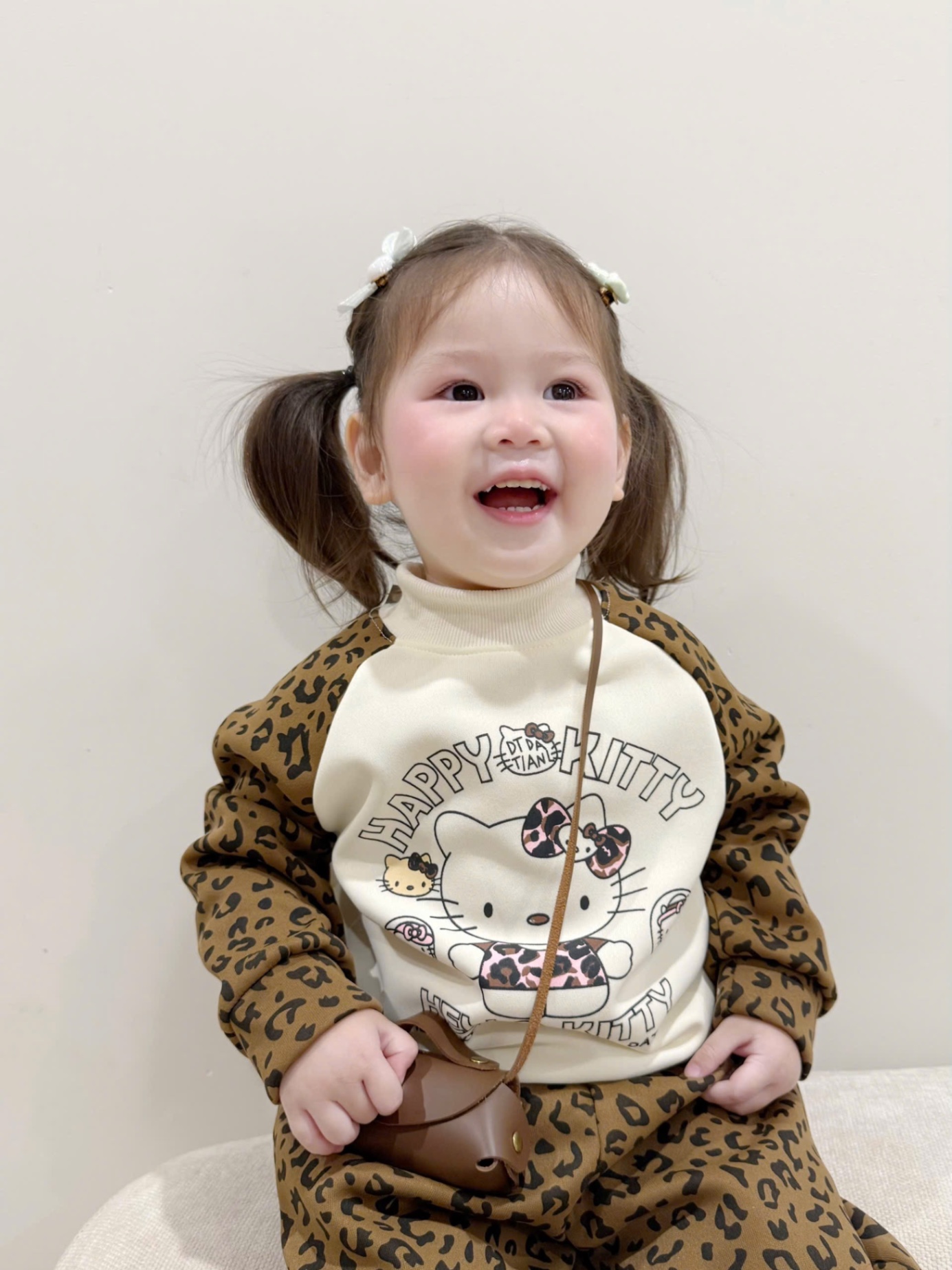 G863 - BỘ BÉ GÁI NỈ HAIDA BE KITTY TAY BÁO NÂU