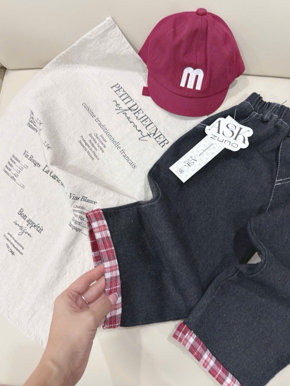 QB366 - QUẦN JEANS BÉ TRAI ĐEN PHỐI GẤU KẺ ĐỎ