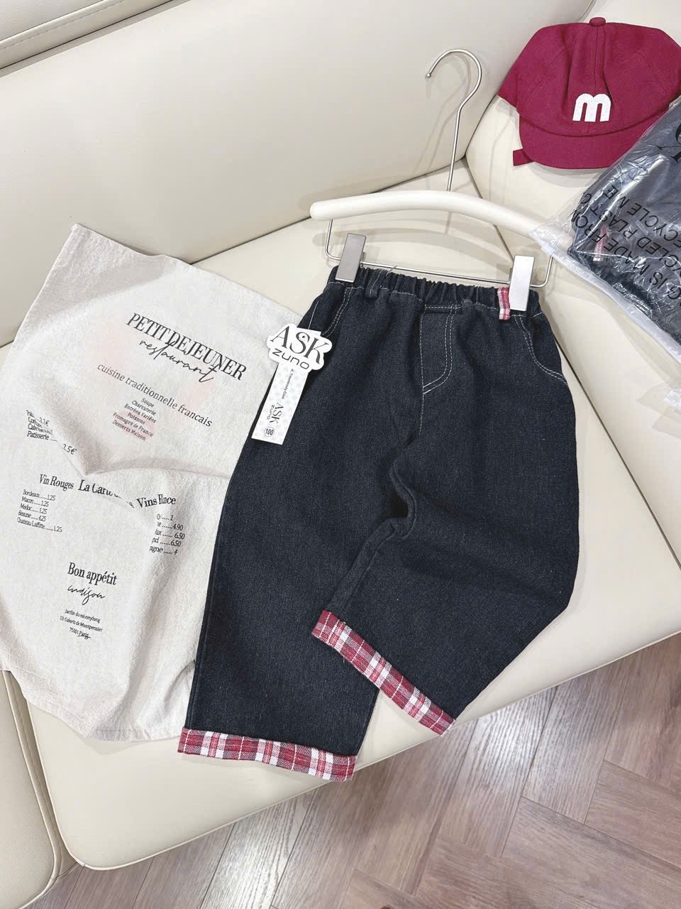 QB366 - QUẦN JEANS BÉ TRAI ĐEN PHỐI GẤU KẺ ĐỎ