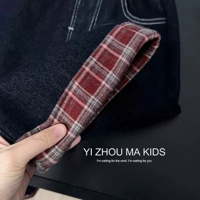 QB366 - QUẦN JEANS BÉ TRAI ĐEN PHỐI GẤU KẺ ĐỎ
