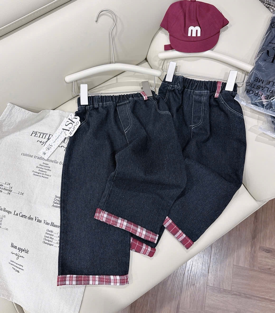 QB366 - QUẦN JEANS BÉ TRAI ĐEN PHỐI GẤU KẺ ĐỎ