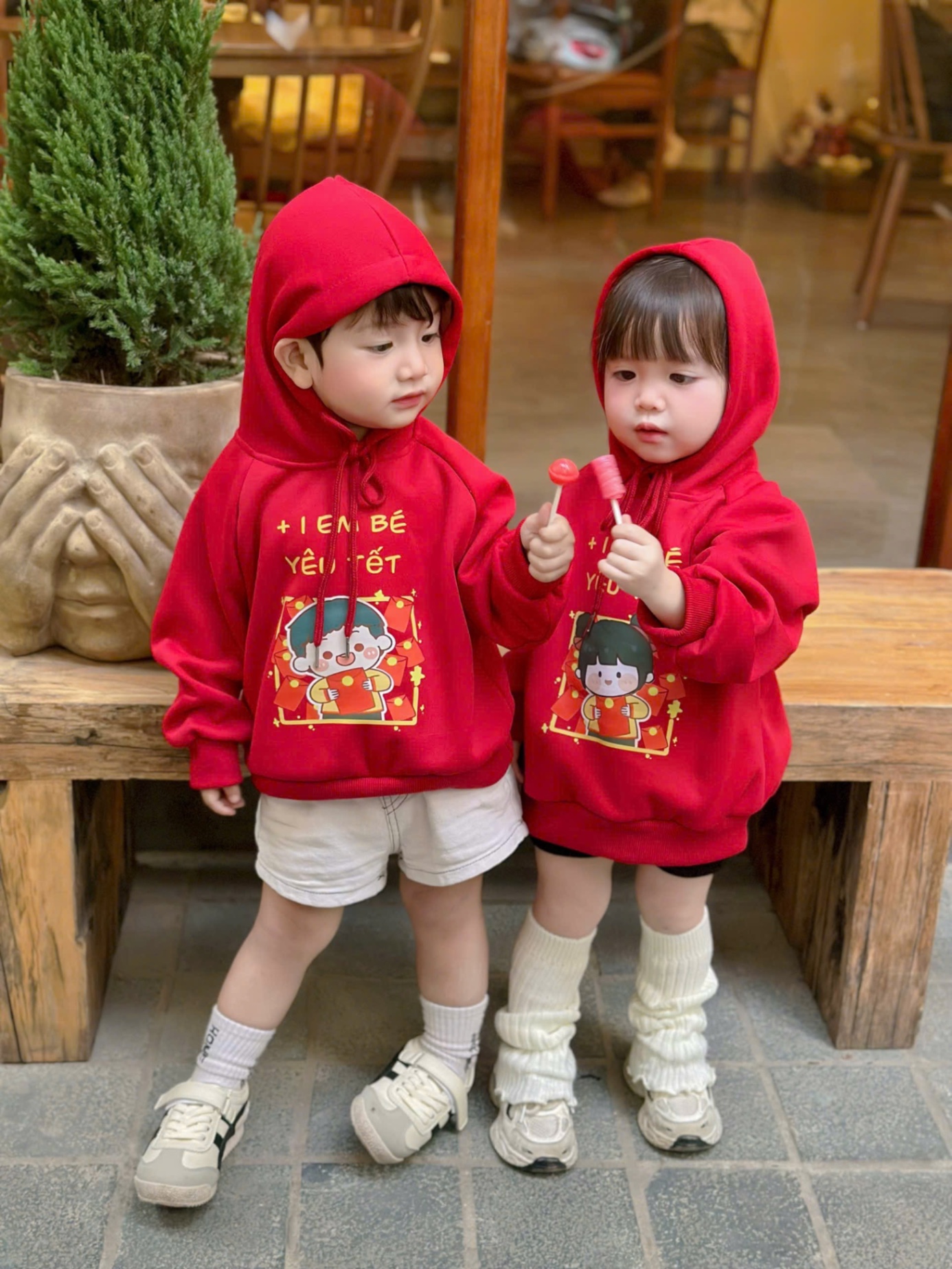 AB860 - ÁO BÉ NỈ HOODIE MŨ ĐỎ EM BÉ YÊU TẾT