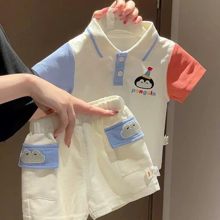 T096 - BỘ ĐÙI BÉ TRAI ÁO POLO TRẮNG TAY ĐỎ CAM pengu