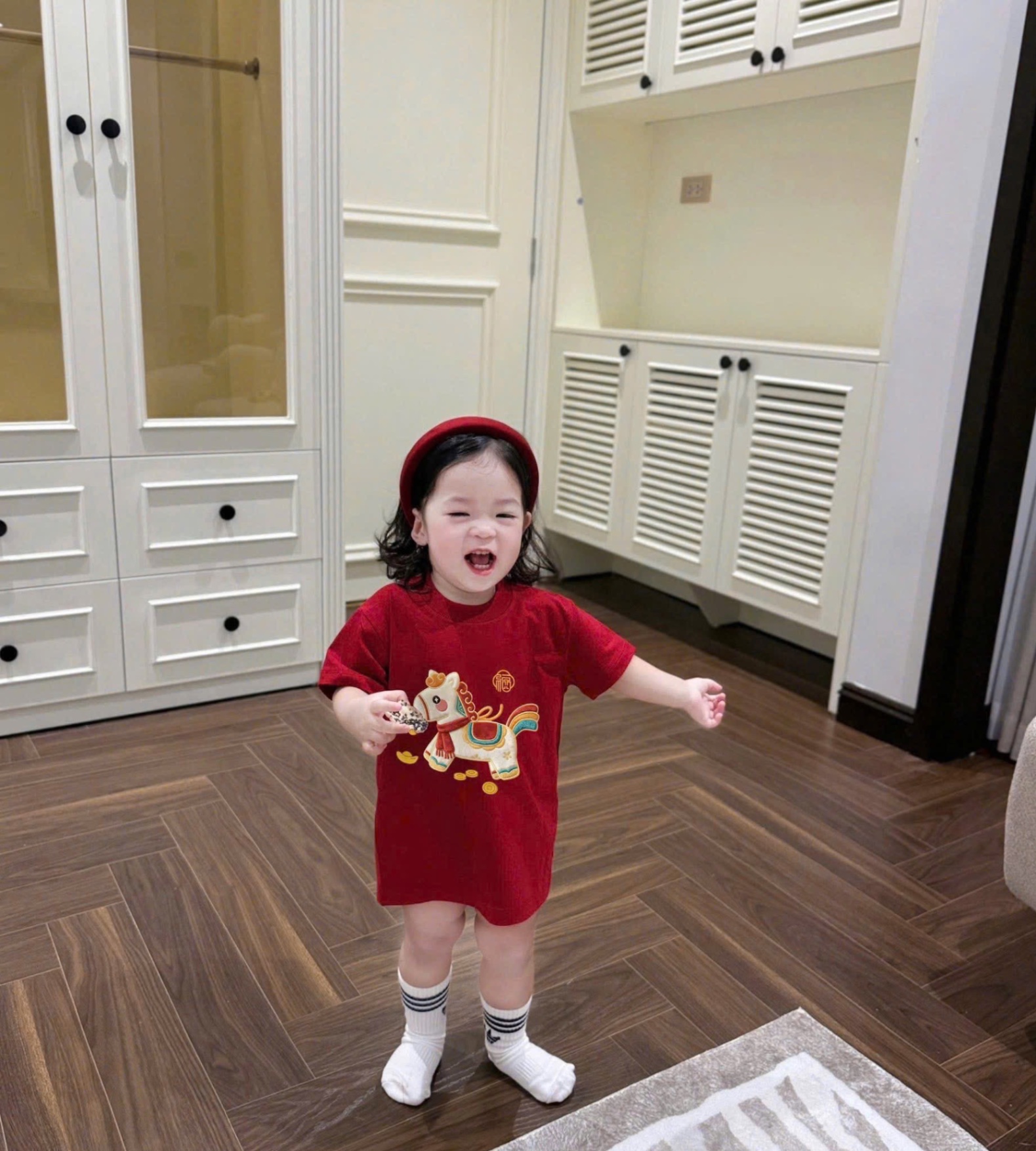 AB863 - ÁO PHÔNG GIA ĐÌNH ĐỎ NGỰA PONY KHĂN ĐỎ