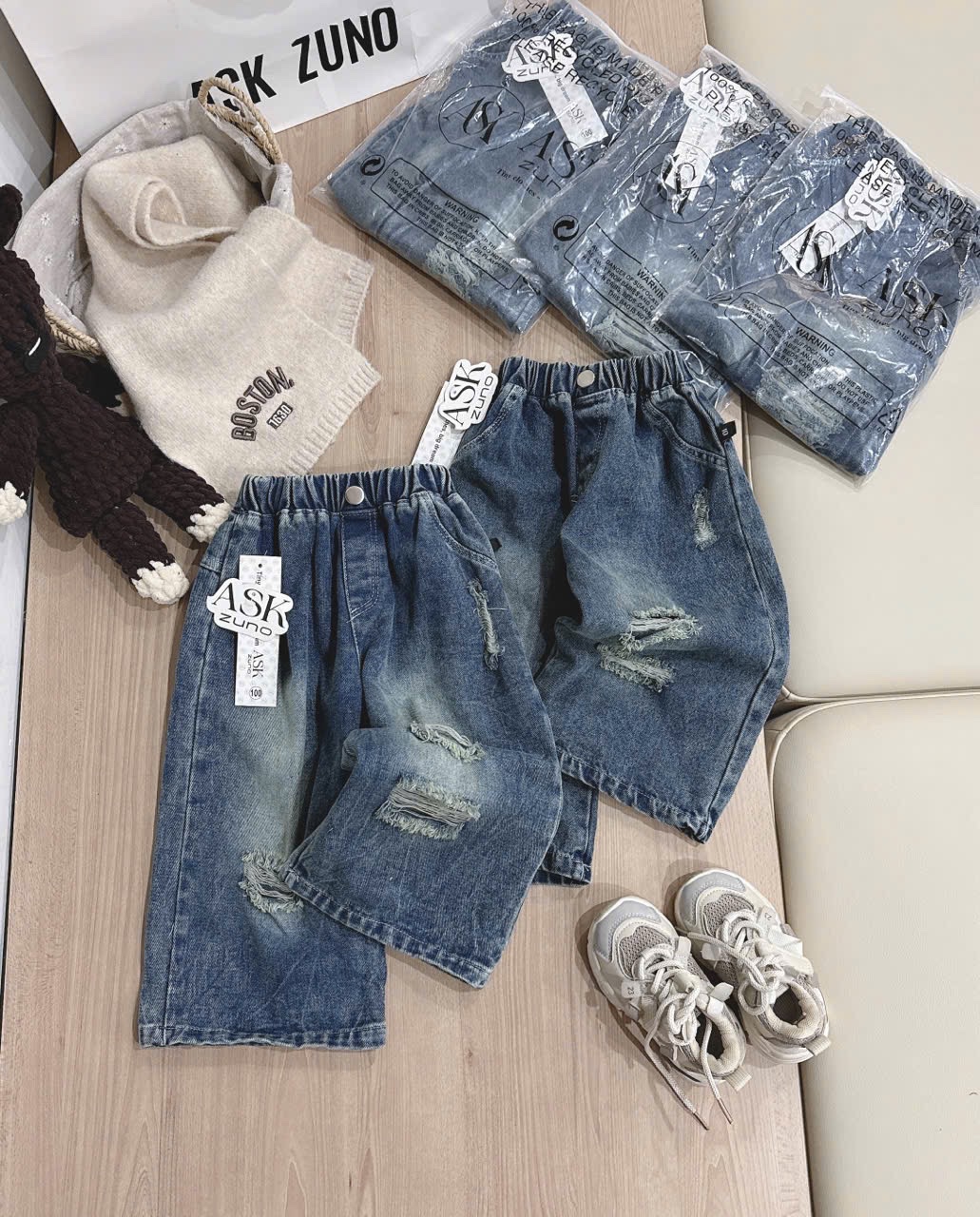 QB368 - QUẦN JEANS BÉ TRAI SUÔNG RÁCH 3 CHỖ