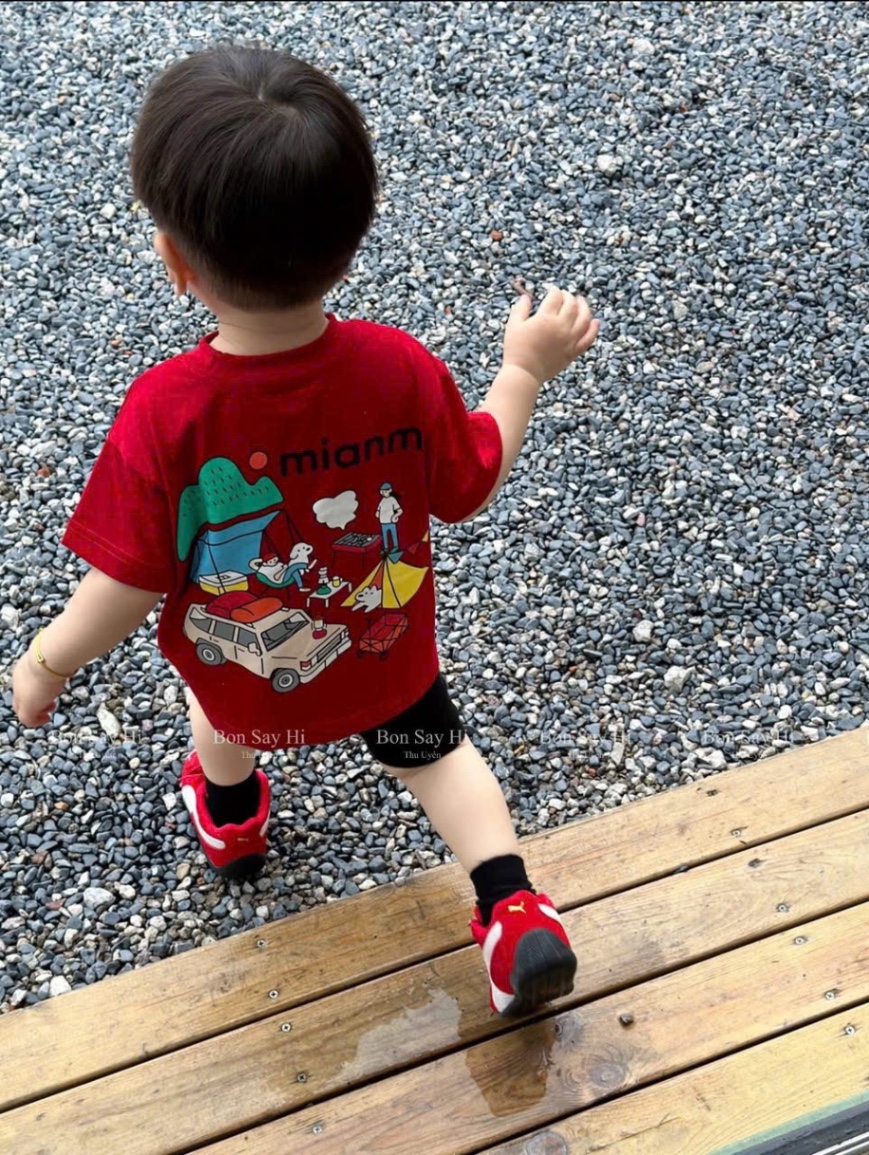 T098 - BỘ ĐÙI BÉ TRAI ÁO ĐỎ CHÓ MÂY QUẦN ĐEN