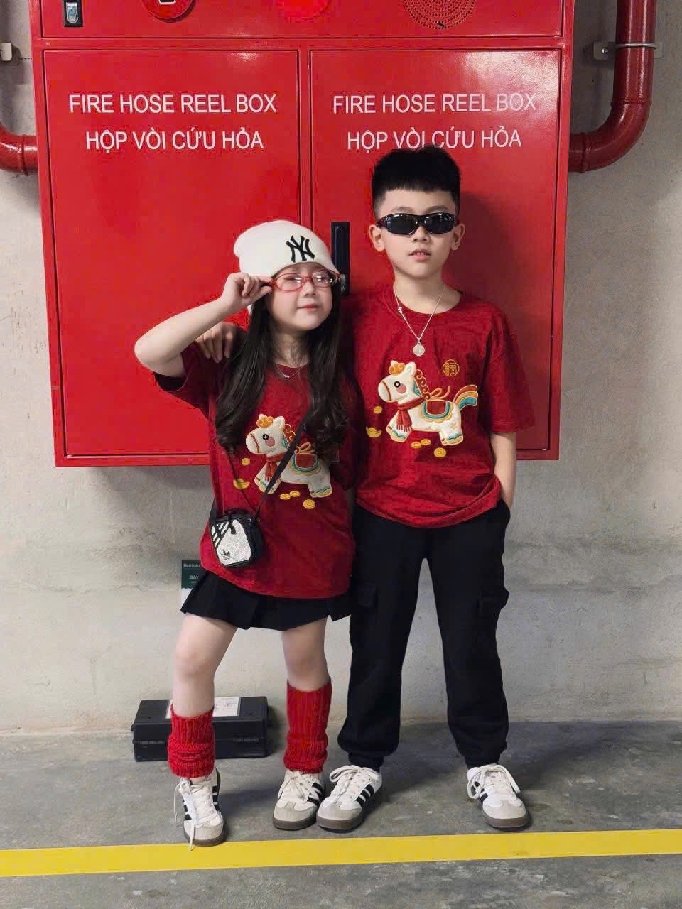 AB863 - ÁO PHÔNG GIA ĐÌNH ĐỎ NGỰA PONY KHĂN ĐỎ