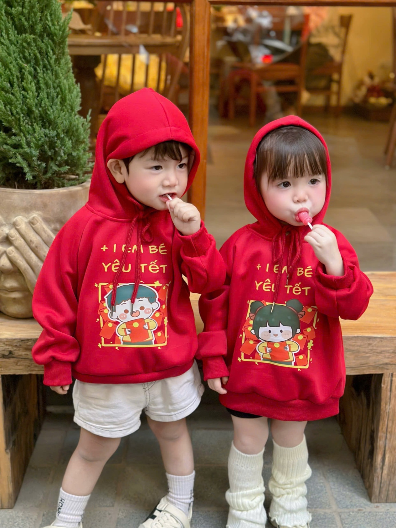 AB860 - ÁO BÉ NỈ HOODIE MŨ ĐỎ EM BÉ YÊU TẾT