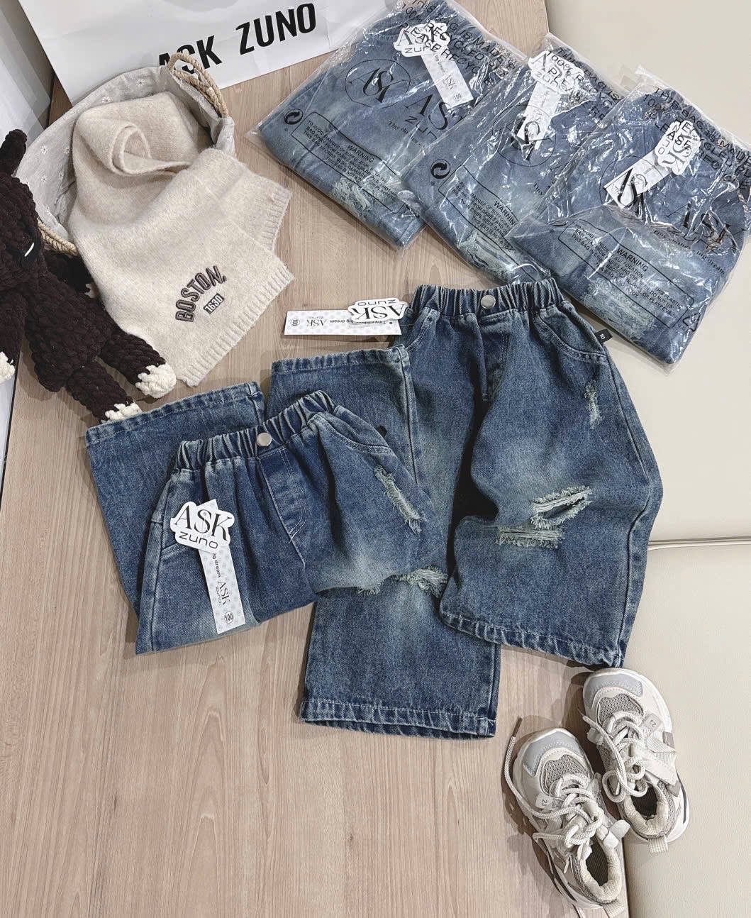 QB368 - QUẦN JEANS BÉ TRAI SUÔNG RÁCH 3 CHỖ